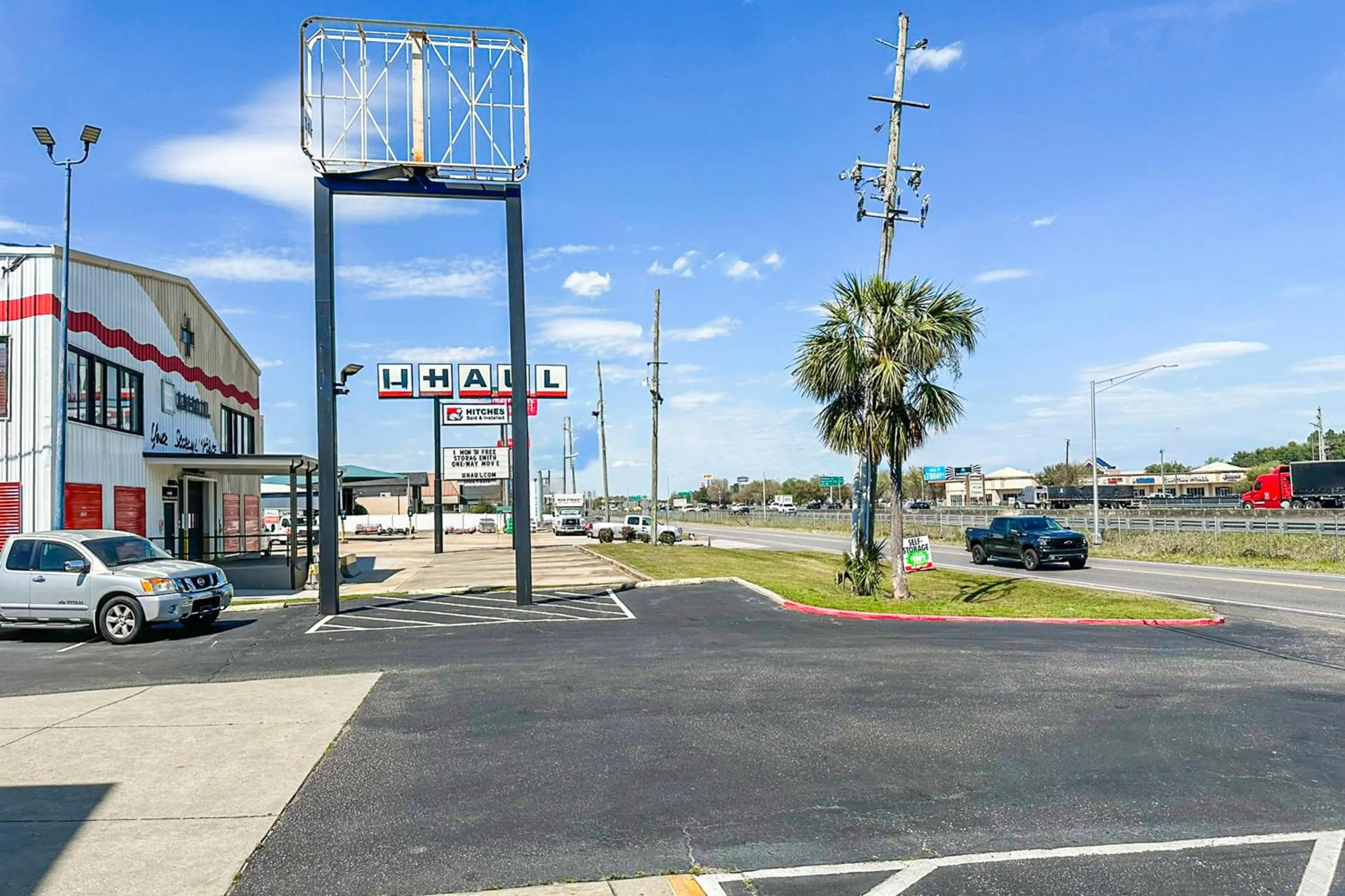 Facade/entrance in OYO Hotel Mobile, AL I-65 at Airport Blvd