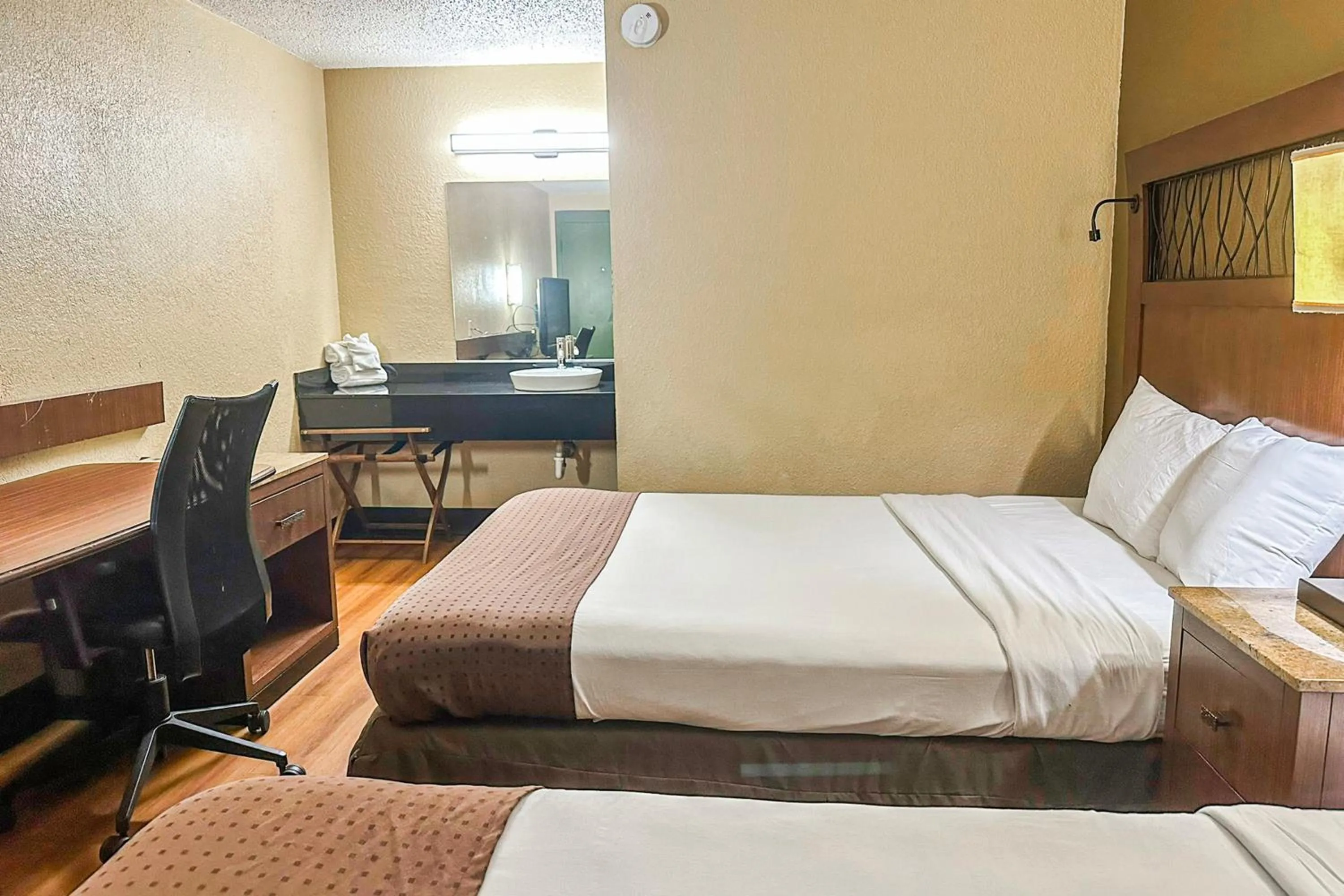 Bedroom, Bed in OYO Hotel Mobile, AL I-65 at Airport Blvd