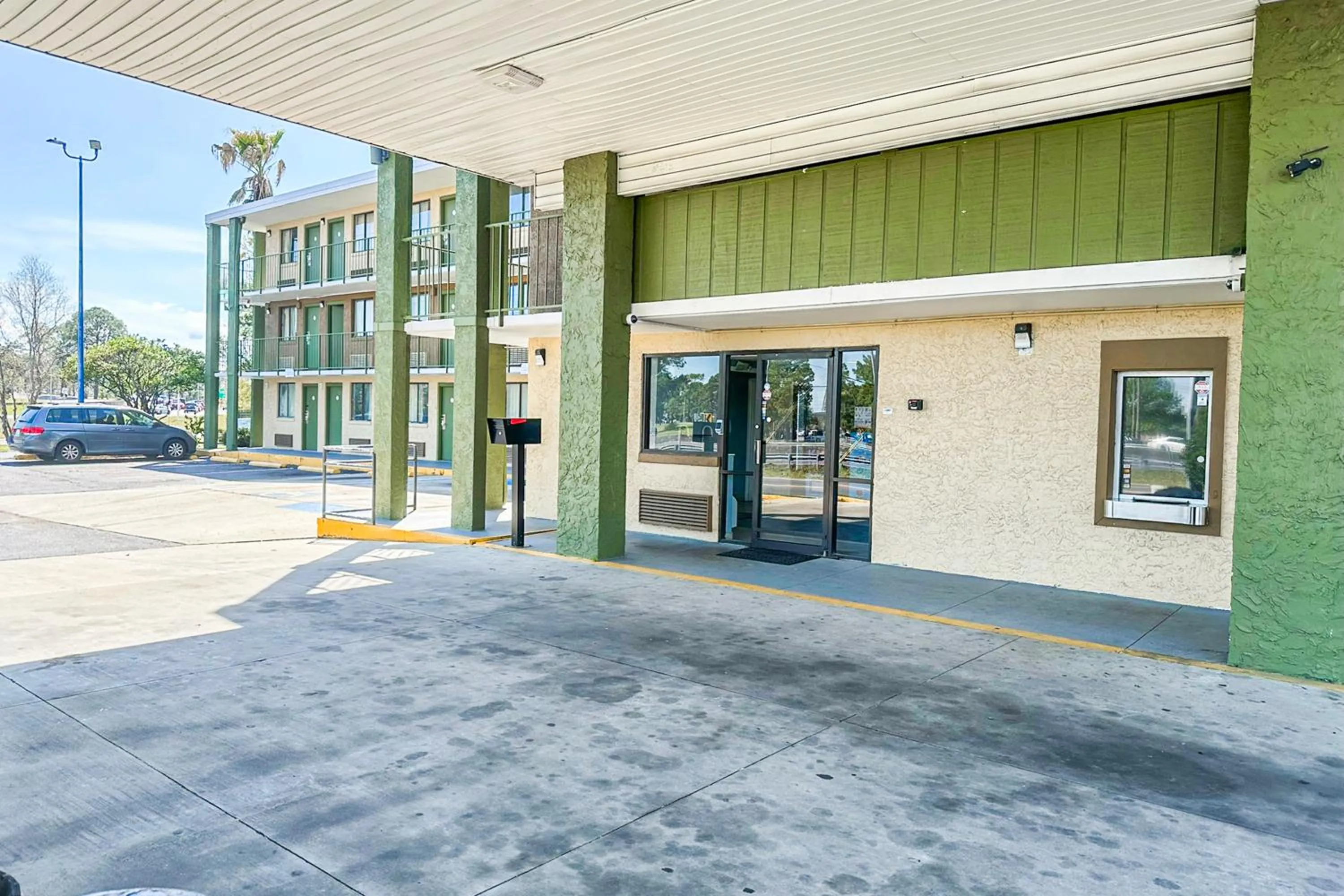 Parking in OYO Hotel Mobile, AL I-65 at Airport Blvd