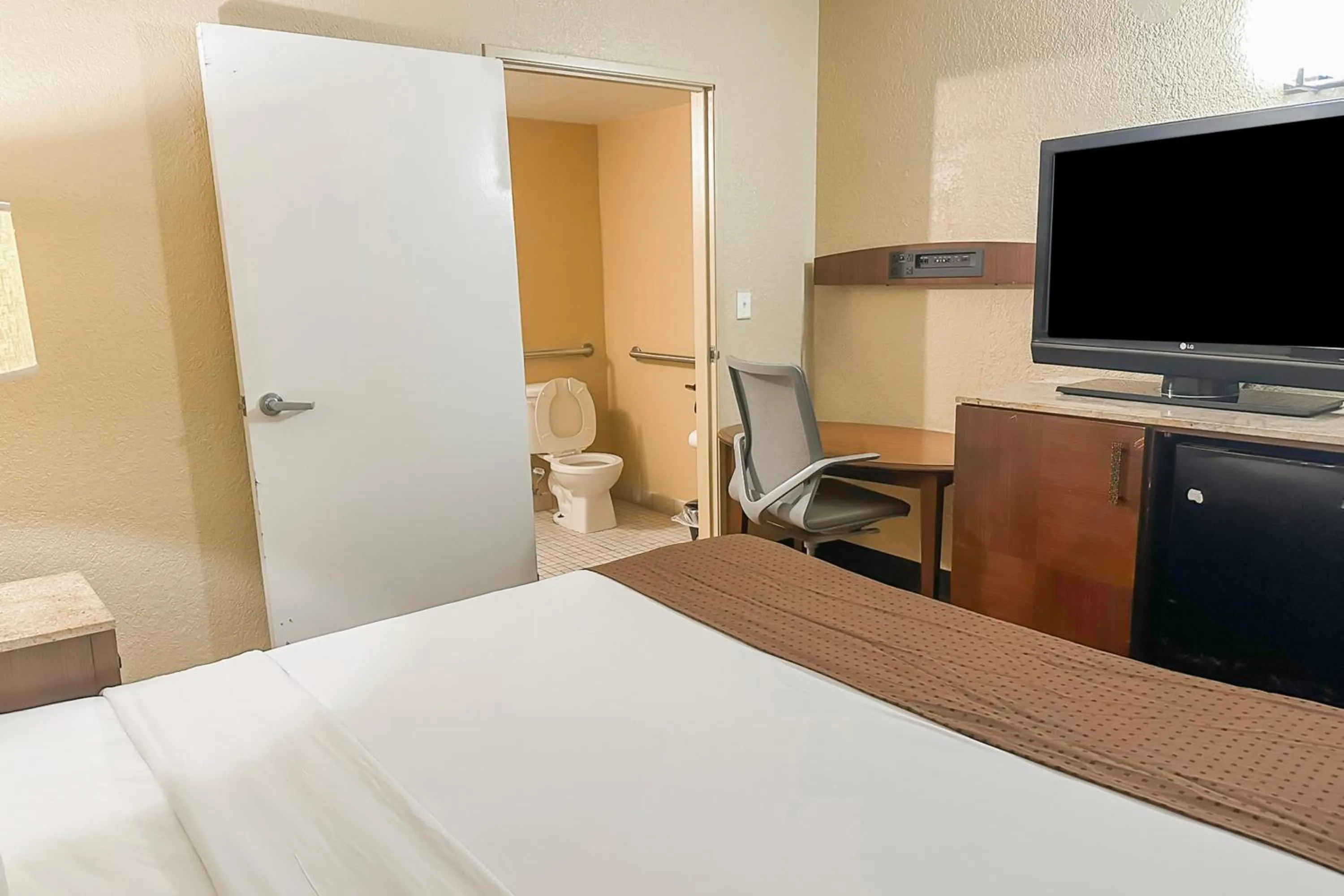 Bedroom, Bed in OYO Hotel Mobile, AL I-65 at Airport Blvd