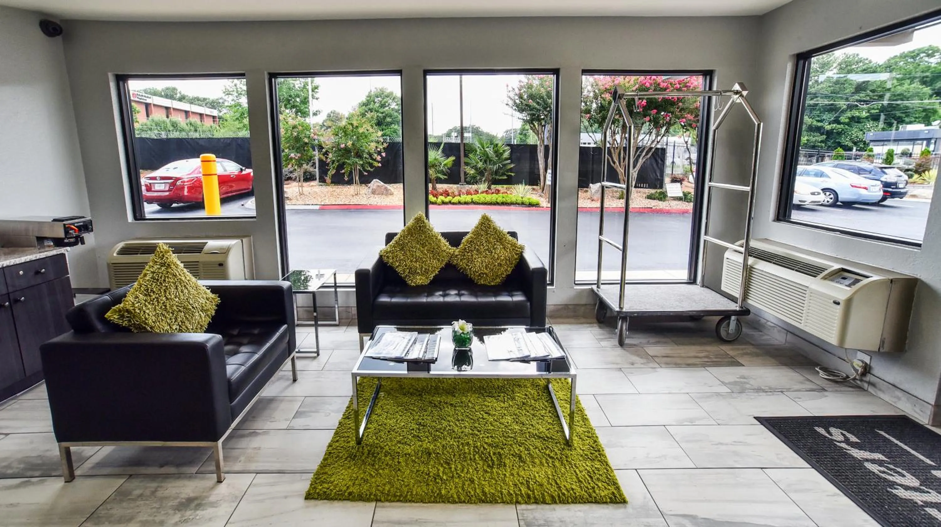 Communal lounge/ TV room in Masters Inn Tucker