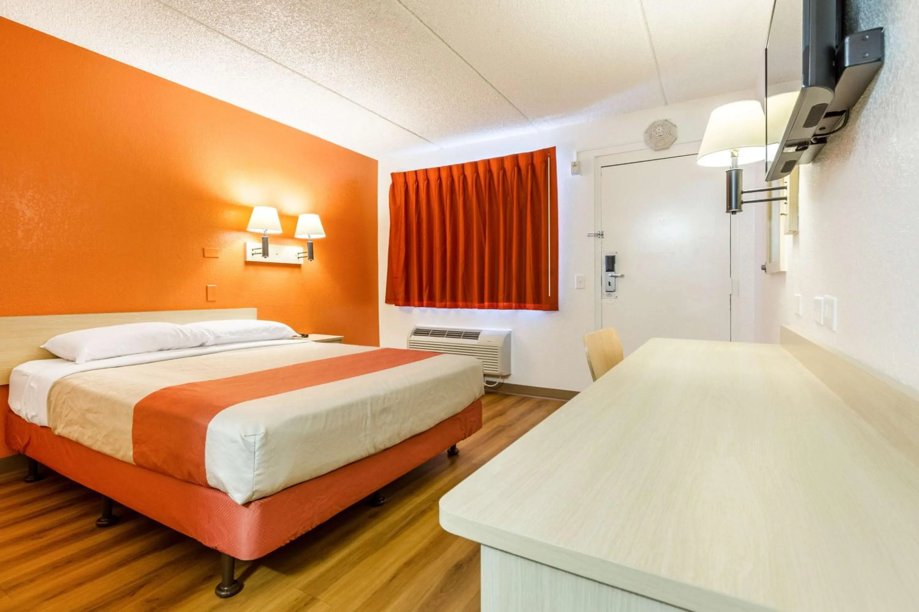 TV and multimedia, Bed in Motel 6 Tempe, AZ Phoenix Airport Priest Dr