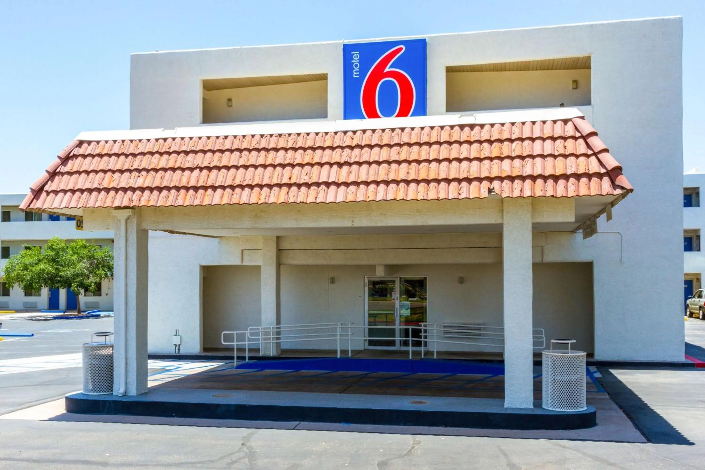 Property building in Motel 6 Tempe, AZ Phoenix Airport Priest Dr