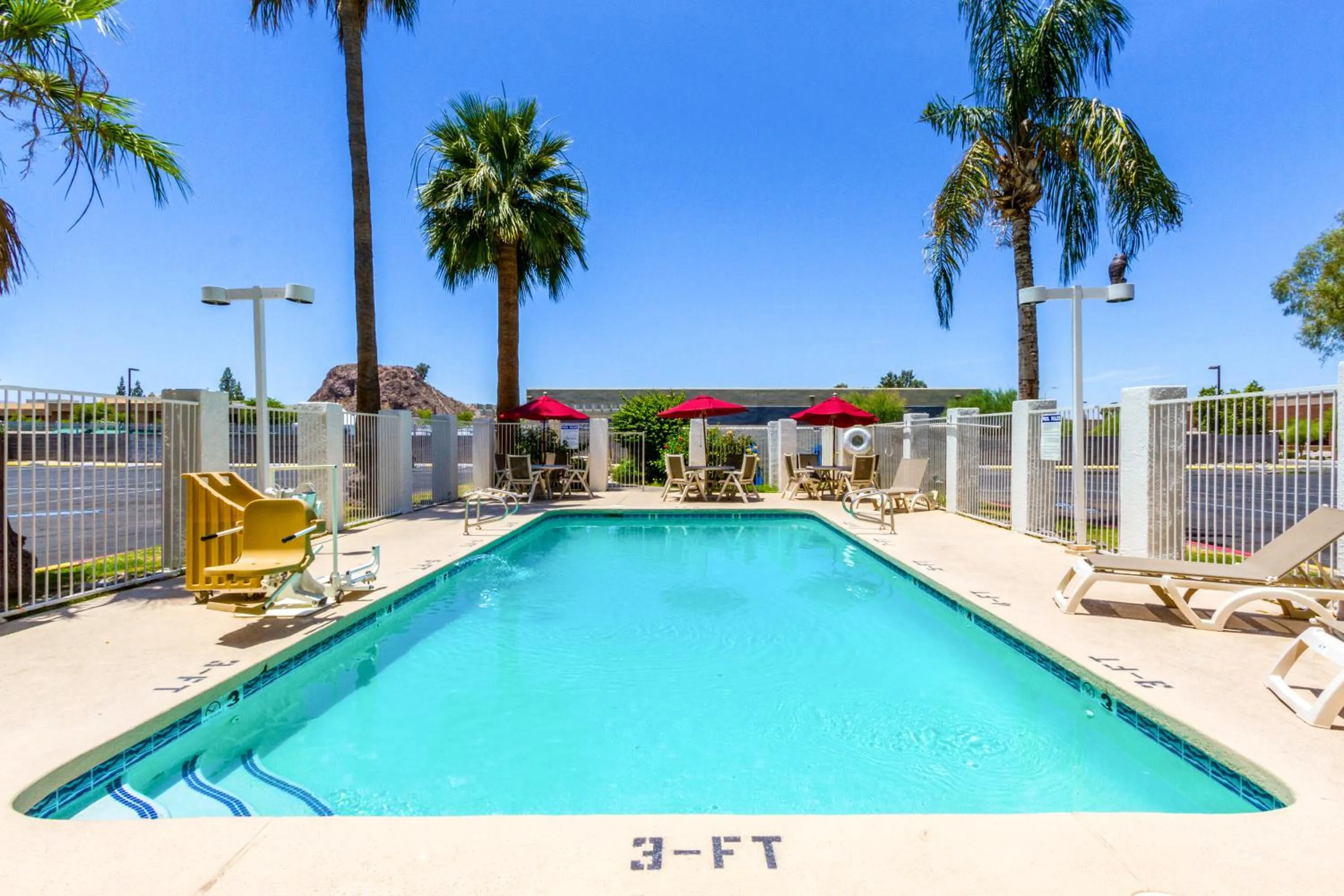 Swimming pool in Motel 6 Tempe, AZ Phoenix Airport Priest Dr