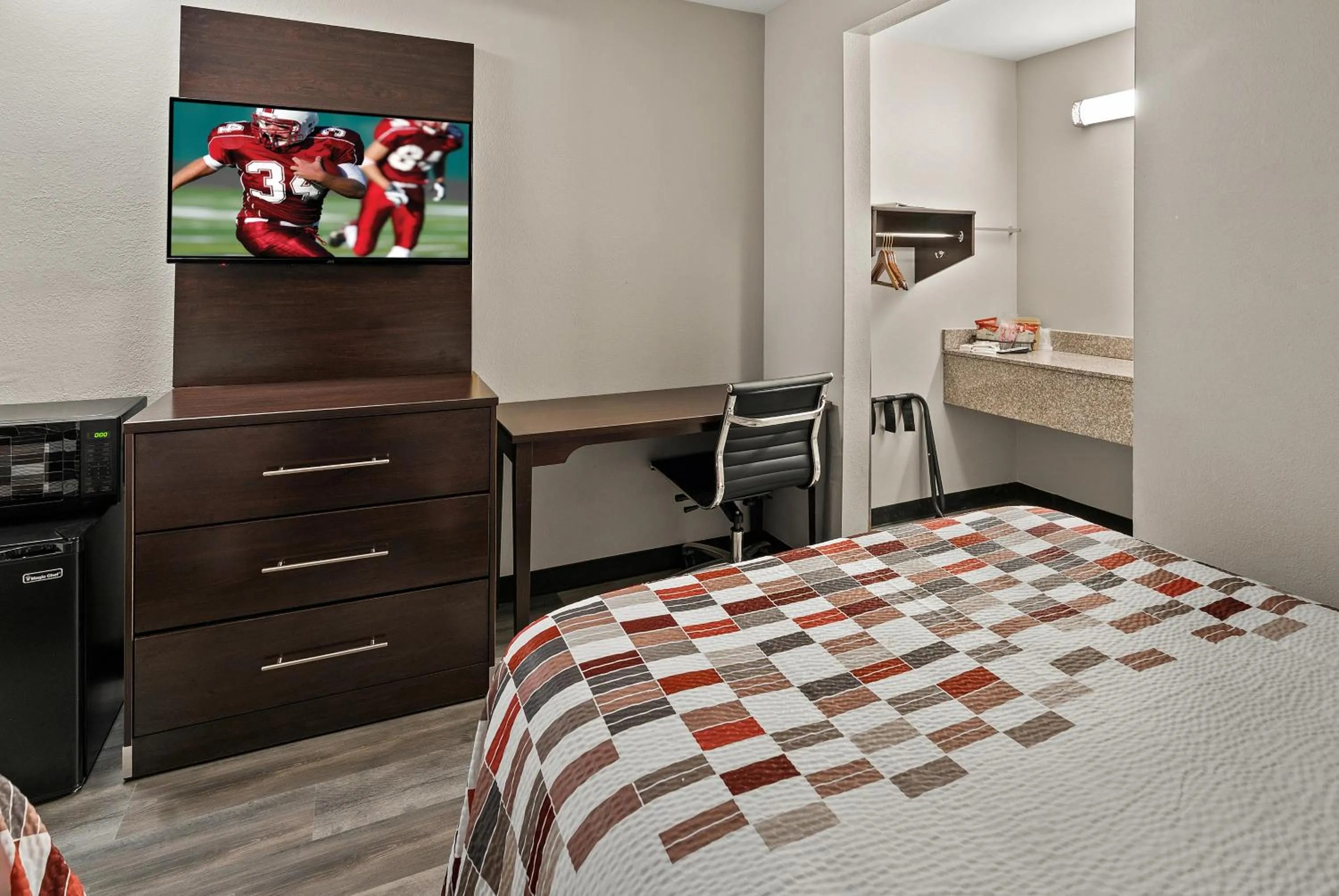 Bed in Red Roof Inn Spartanburg - I-85