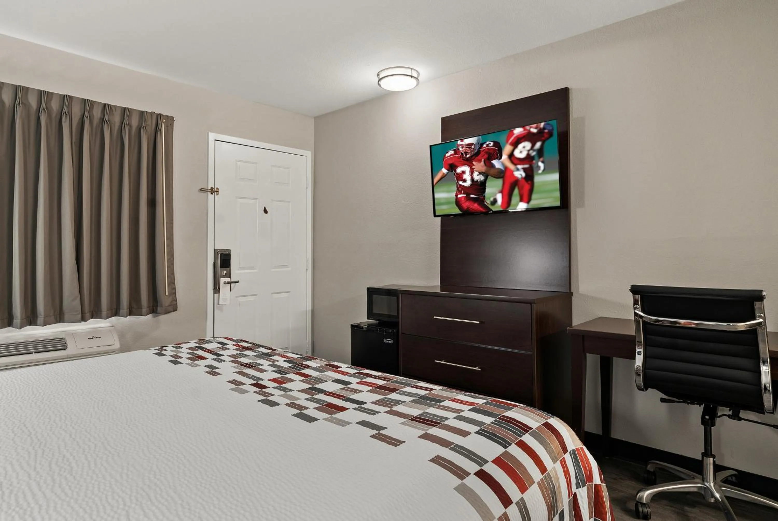 Photo of the whole room, Bed in Red Roof Inn Spartanburg - I-85