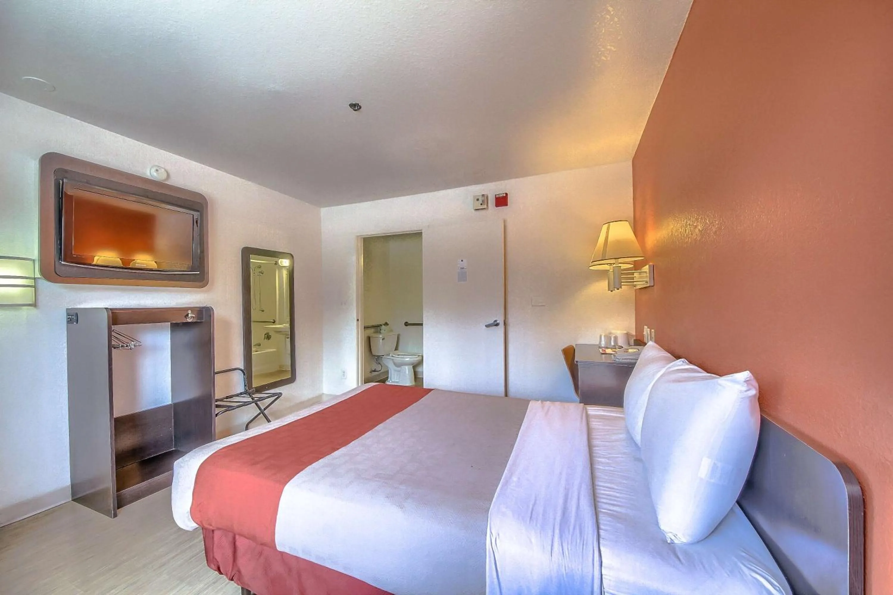 Photo of the whole room, Bed in Motel 6 San Antonio, Tx Six Flags Fiesta TX - La Cantera Area