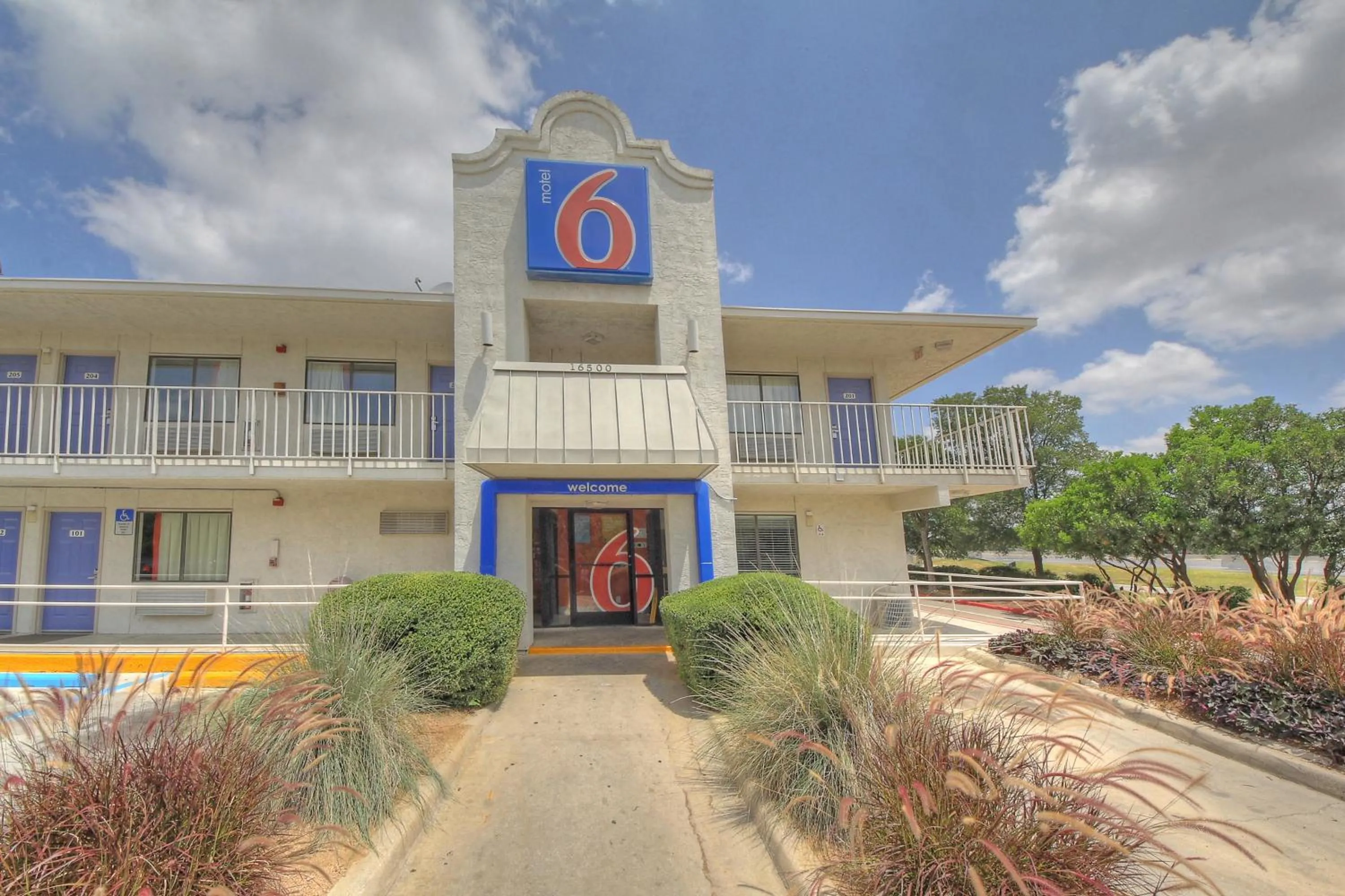 Facade/entrance in Motel 6 San Antonio, Tx Six Flags Fiesta TX - La Cantera Area