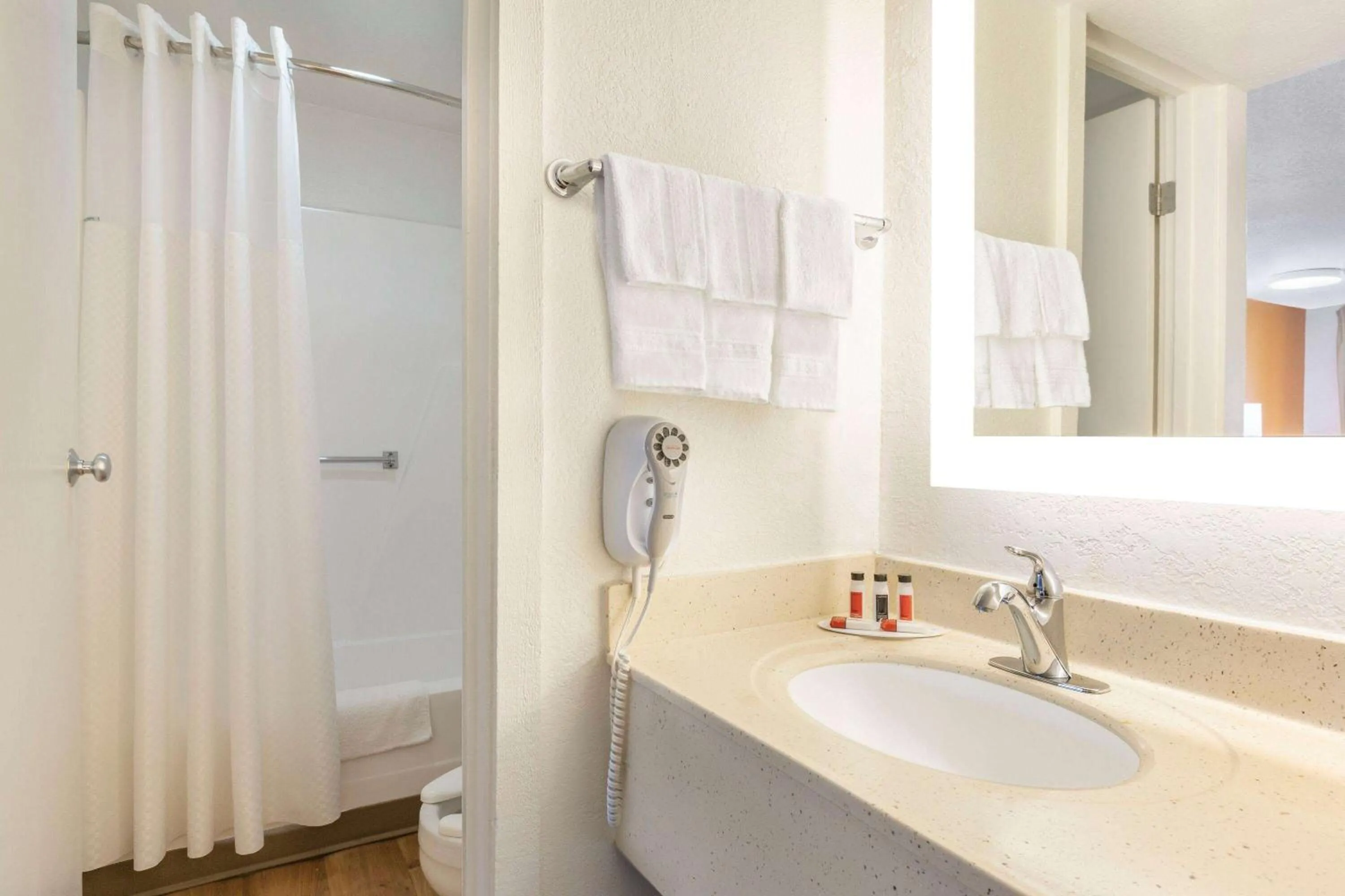 Bathroom in Howard Johnson by Wyndham Harrisonburg