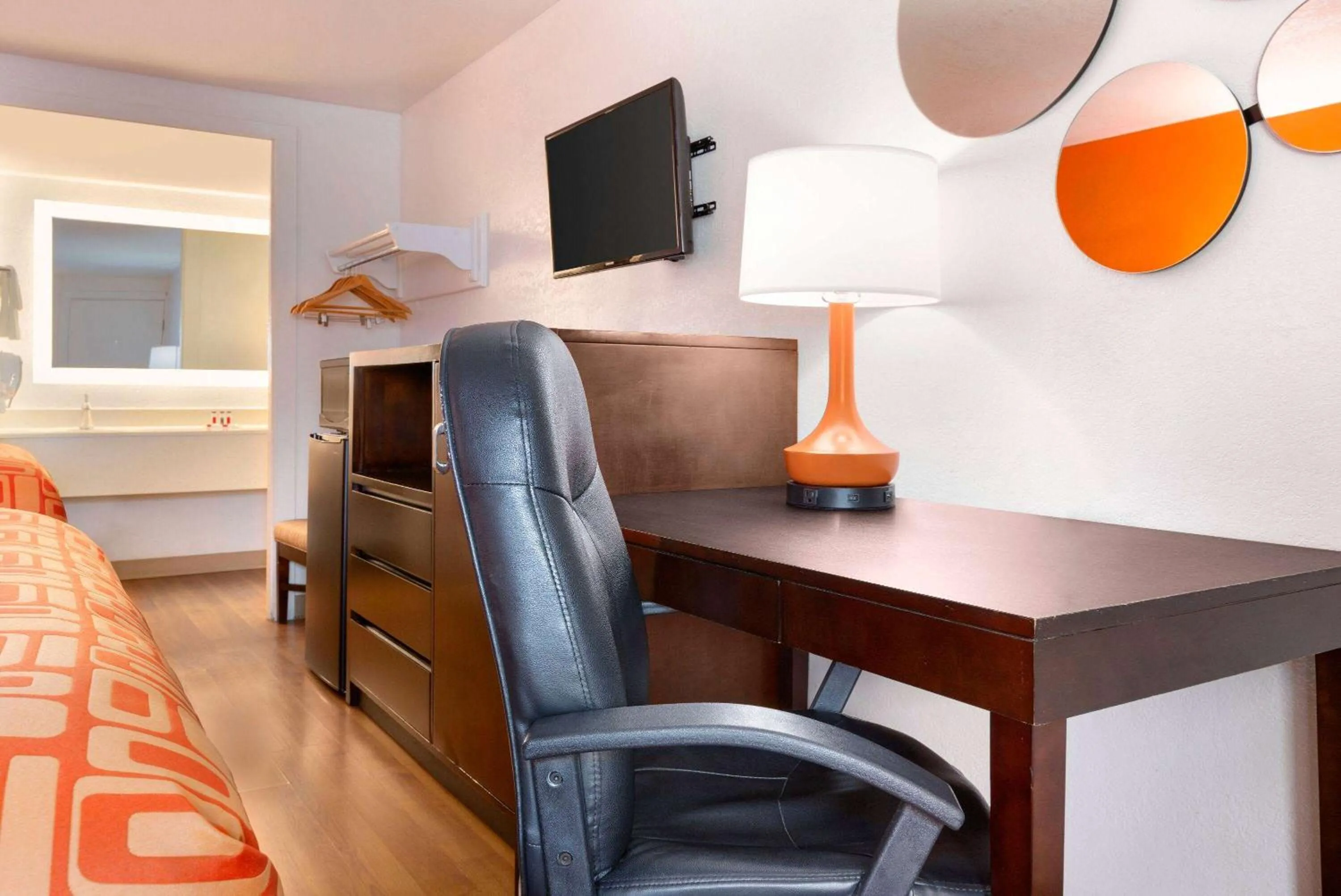 Photo of the whole room, Bed in Howard Johnson by Wyndham Harrisonburg