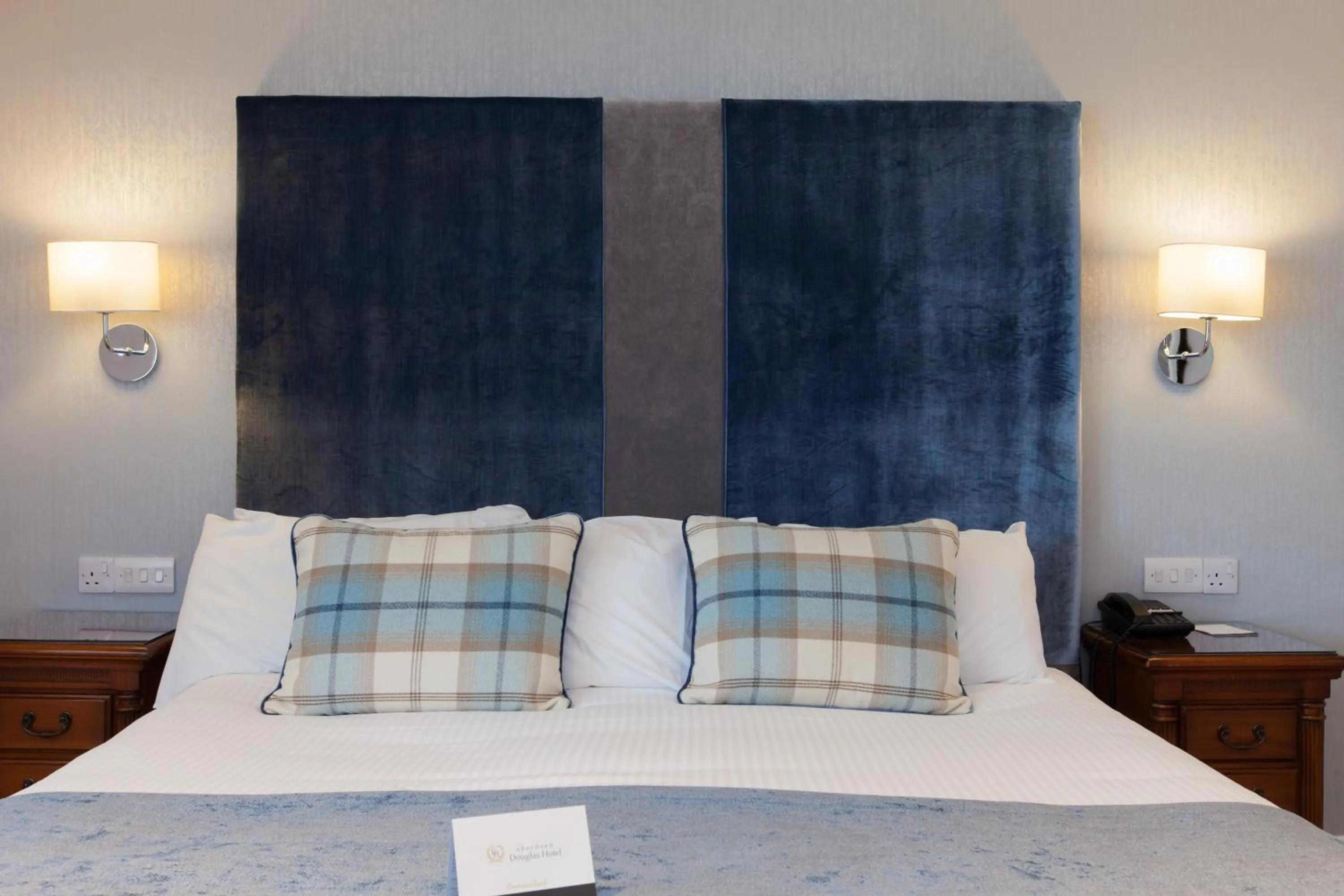 Photo of the whole room, Bed in Aberdeen Douglas Hotel