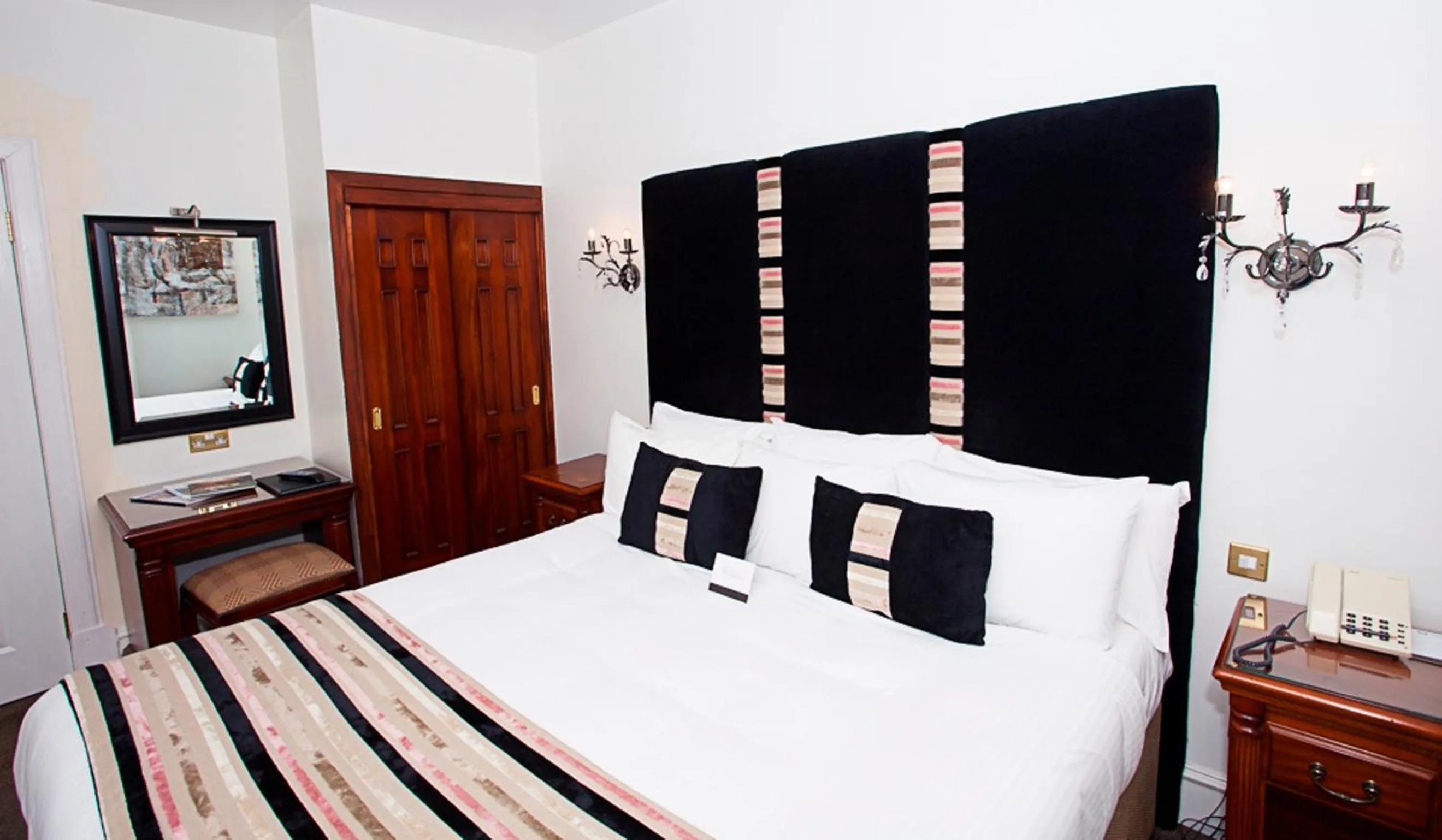 Bed in Aberdeen Douglas Hotel