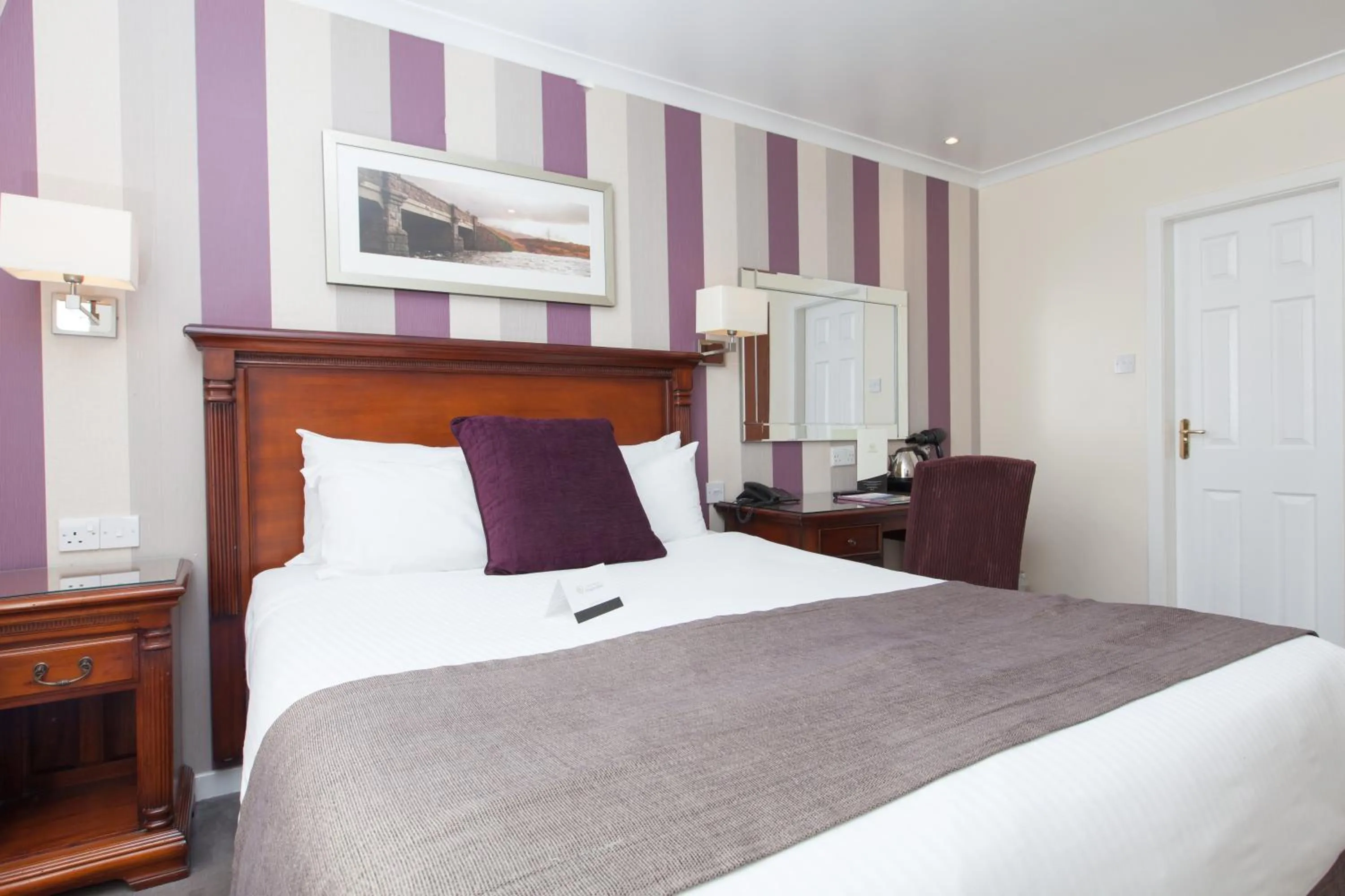 Photo of the whole room, Bed in Aberdeen Douglas Hotel