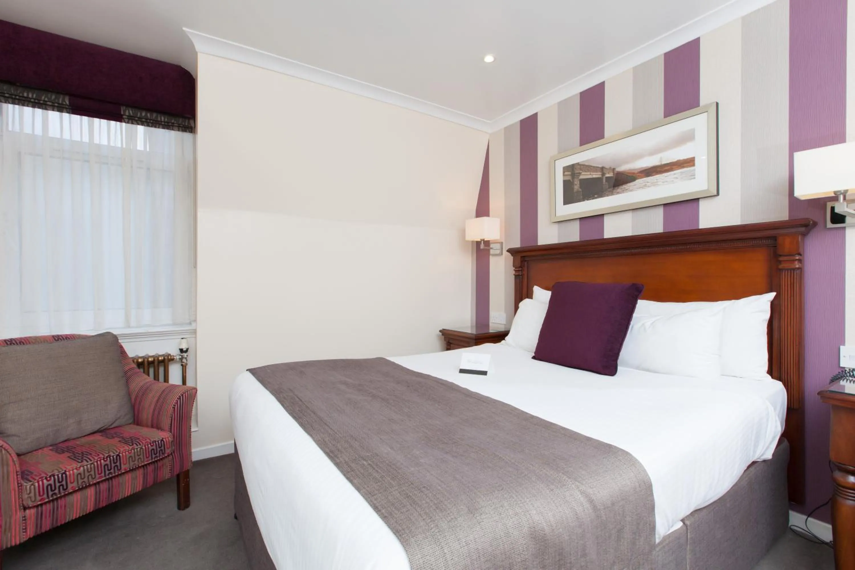 Photo of the whole room, Bed in Aberdeen Douglas Hotel