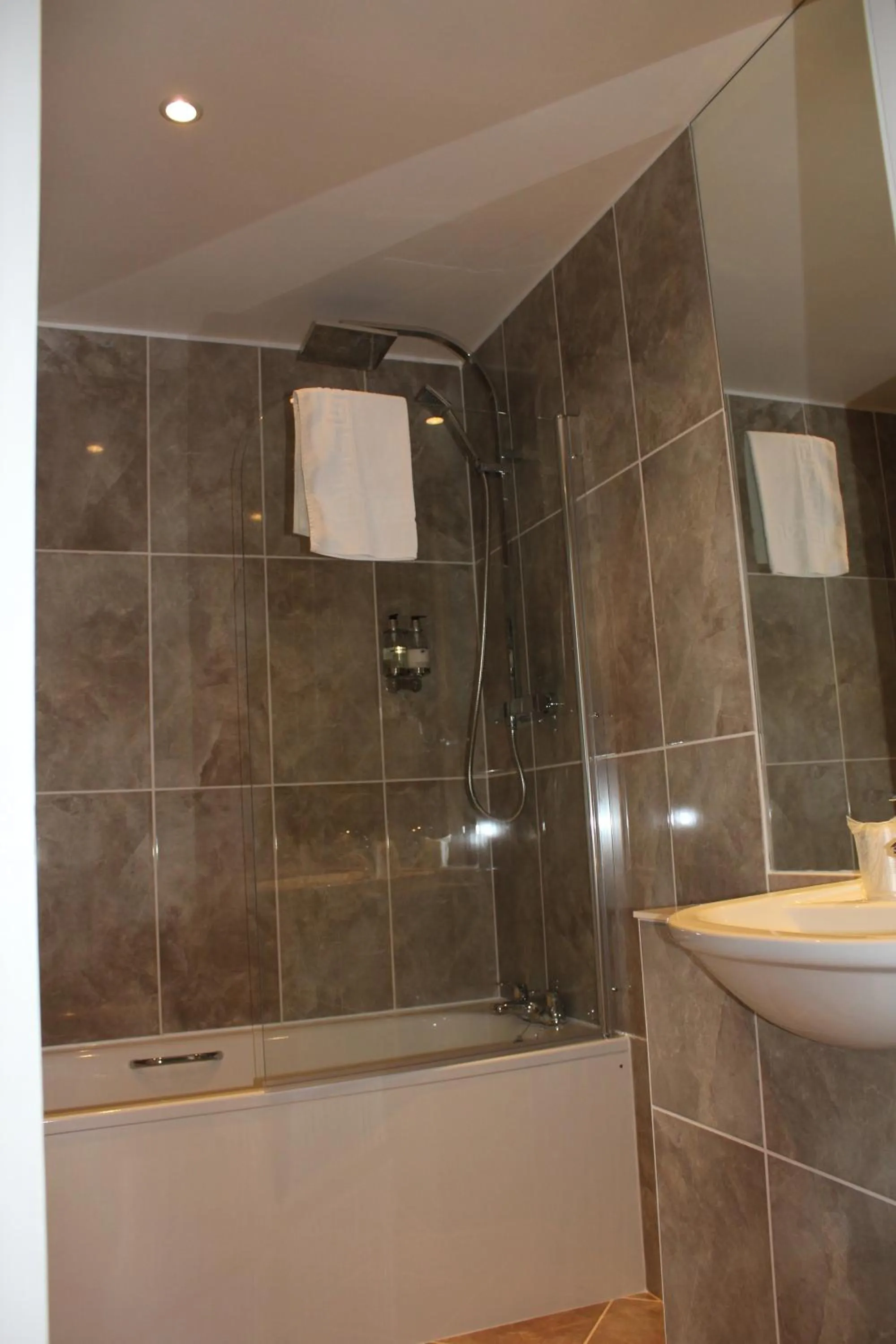 Bathroom in Aberdeen Douglas Hotel