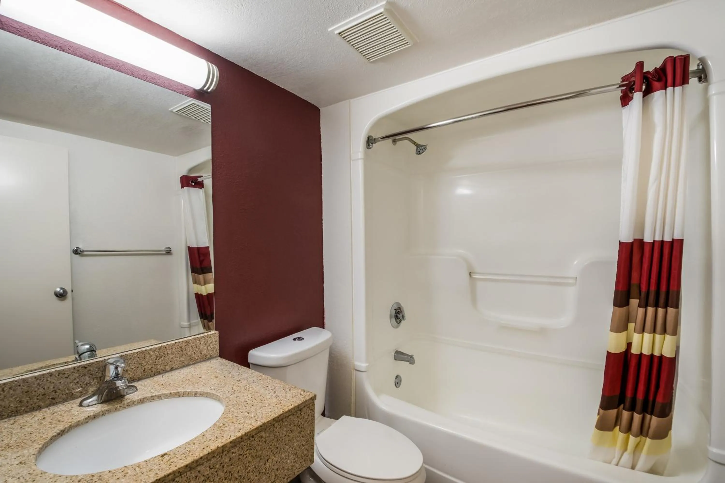 Bathroom in Red Roof Inn Rochester - Airport
