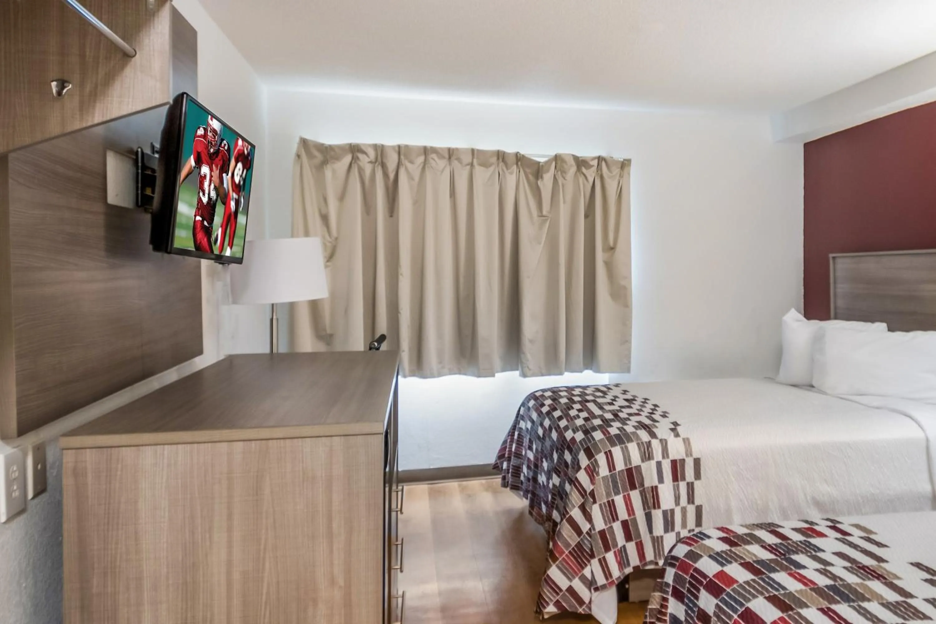 Photo of the whole room, Bed in Red Roof Inn Rochester - Airport