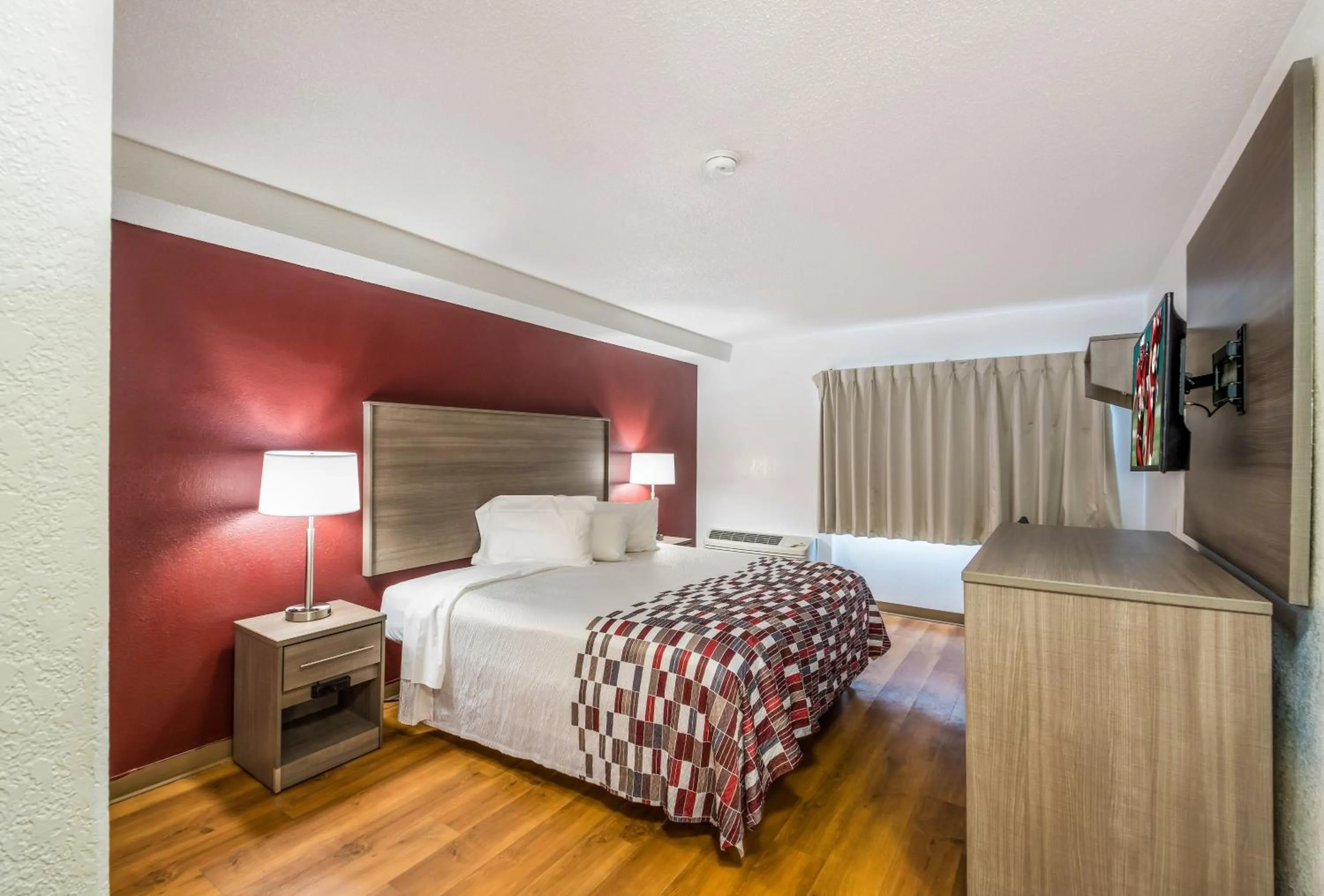 Photo of the whole room, Bed in Red Roof Inn Rochester - Airport