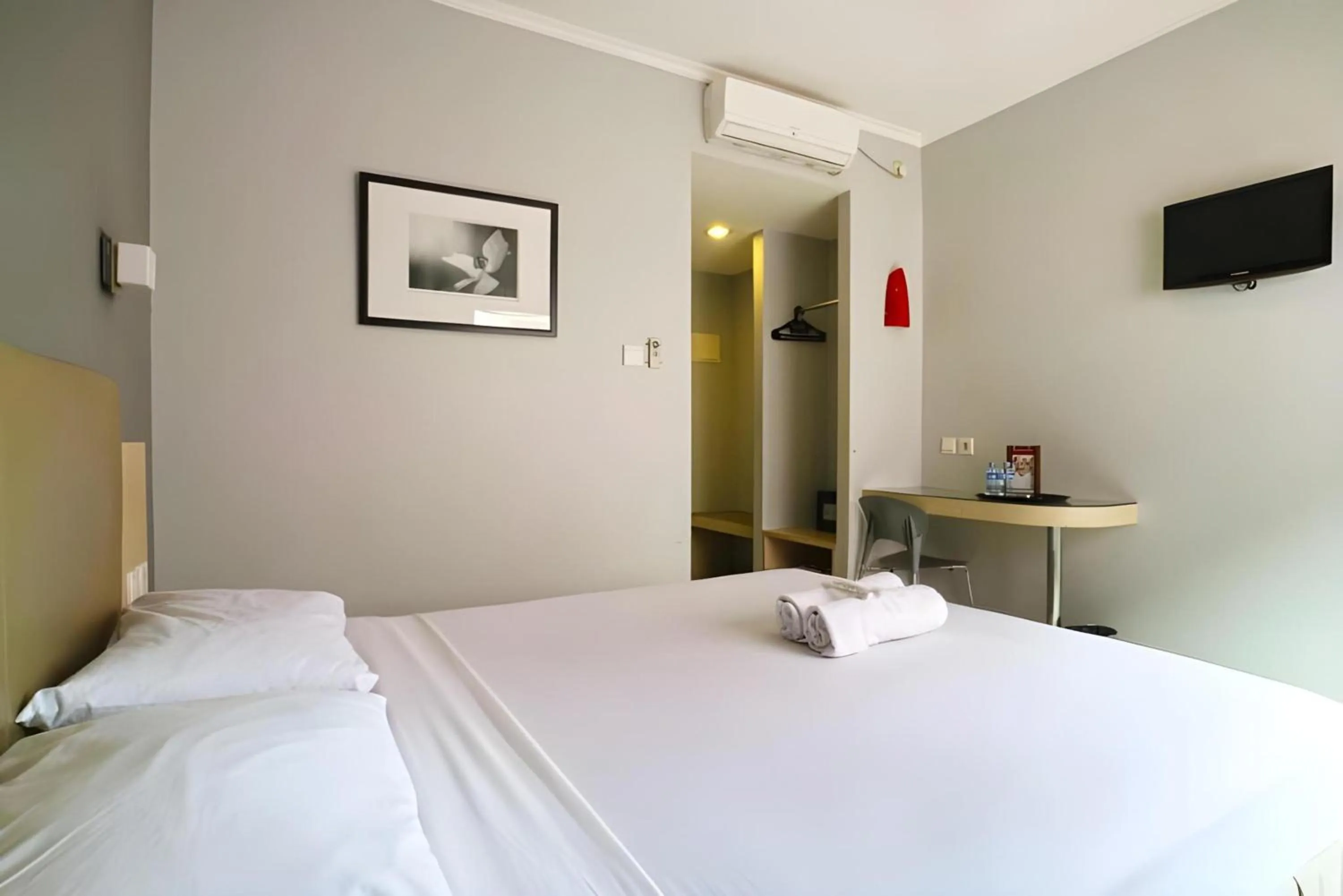 air conditioner, Bed in Collection O Hotel Antara