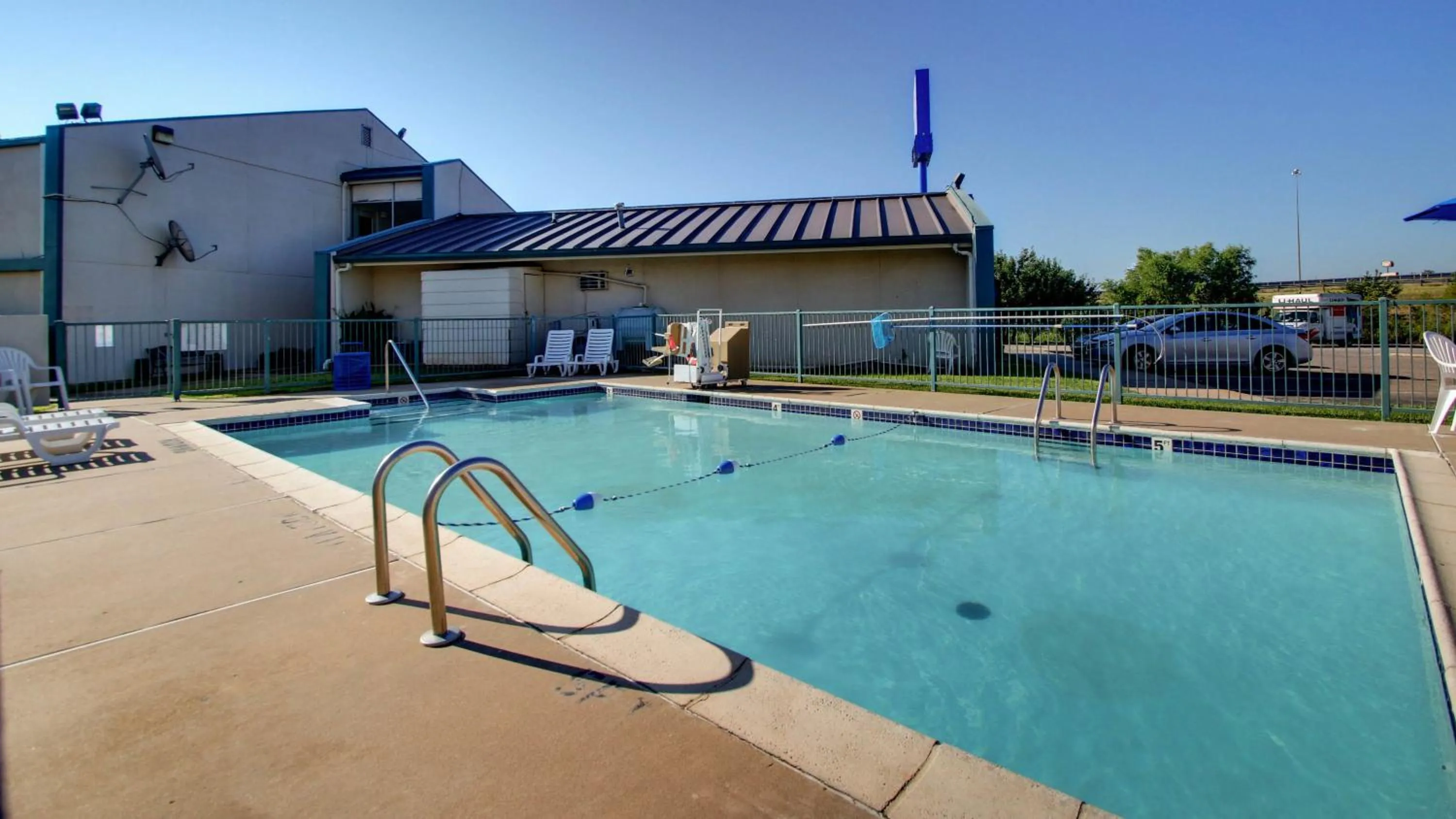 Swimming pool in Baymont Inn & Suites Shawnee