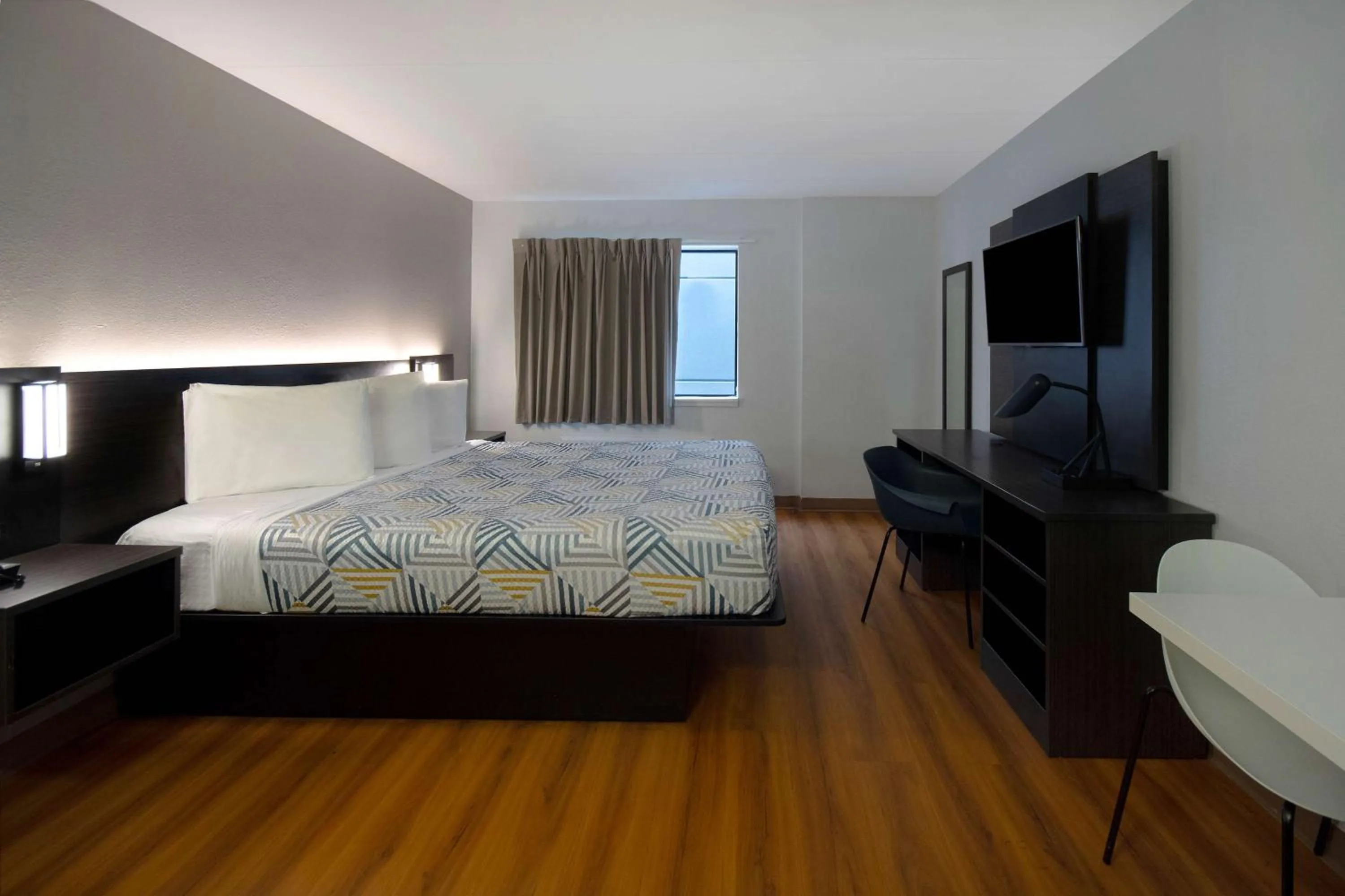 Photo of the whole room, Bed in Motel 6-Merrillville, IN