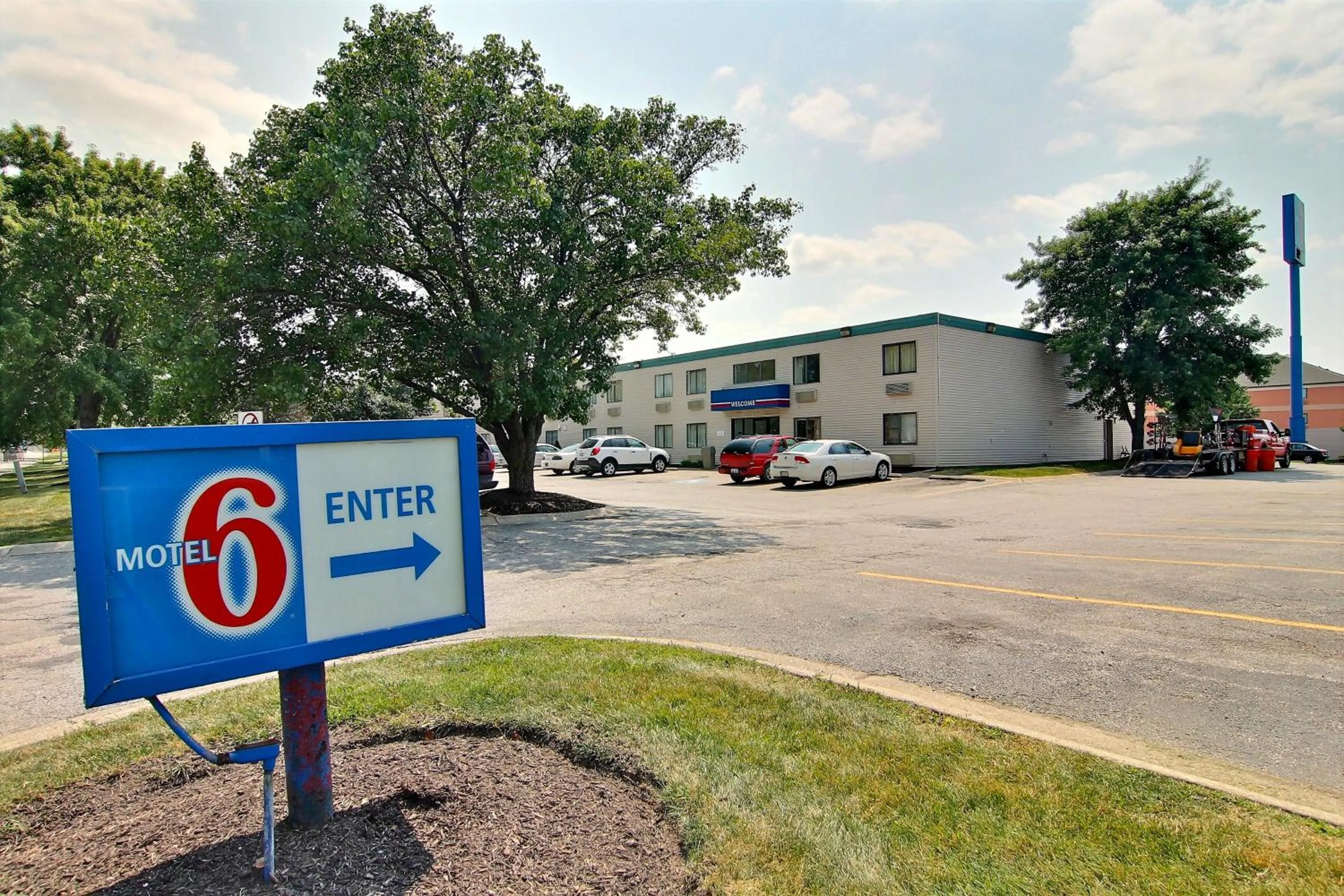 Facade/entrance in Motel 6-Merrillville, IN