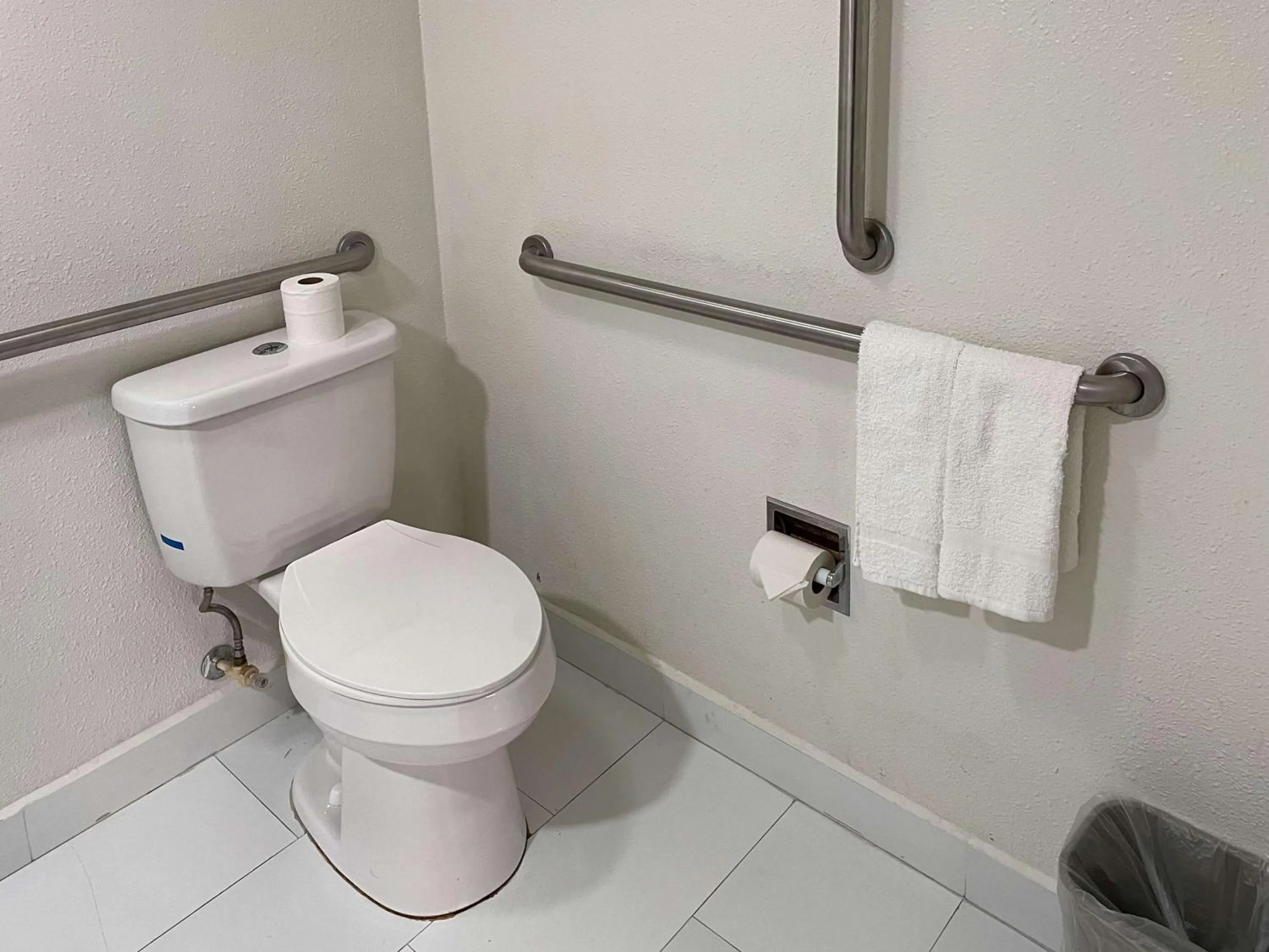 Bedroom in Motel 6 Hagerstown MD