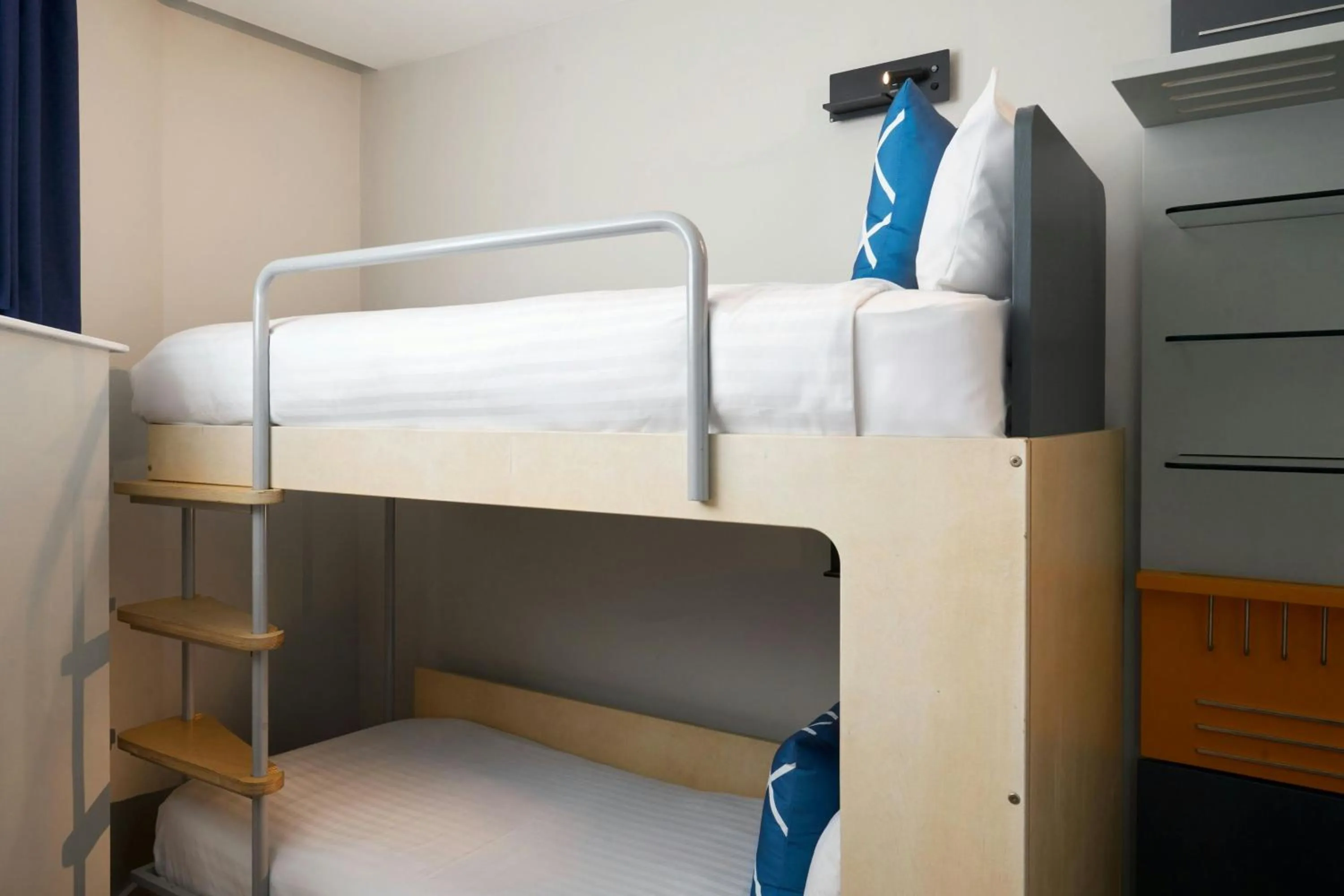 Photo of the whole room, Bed in Four Points Flex by Sheraton Cardiff