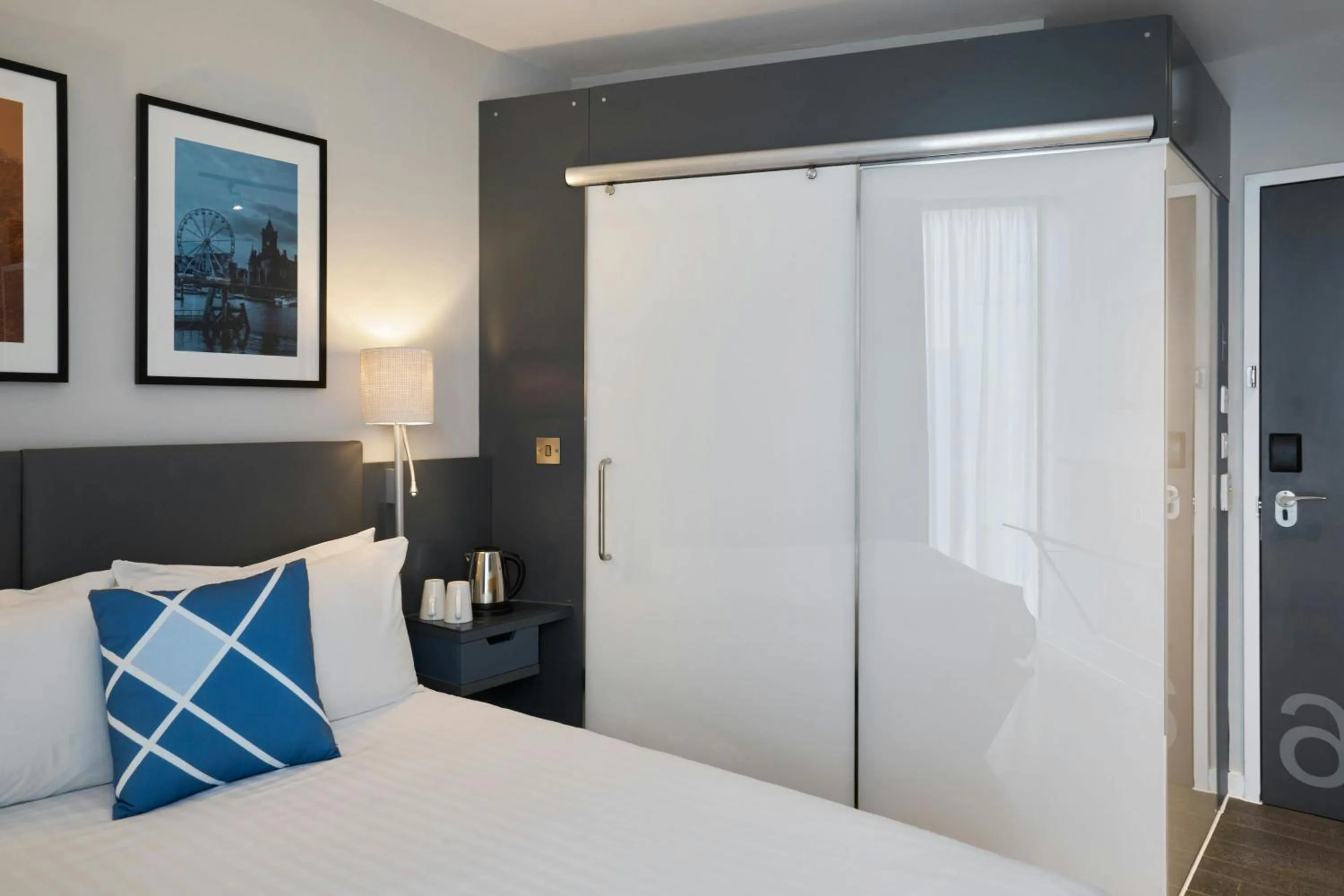 Photo of the whole room, Bed in Four Points Flex by Sheraton Cardiff