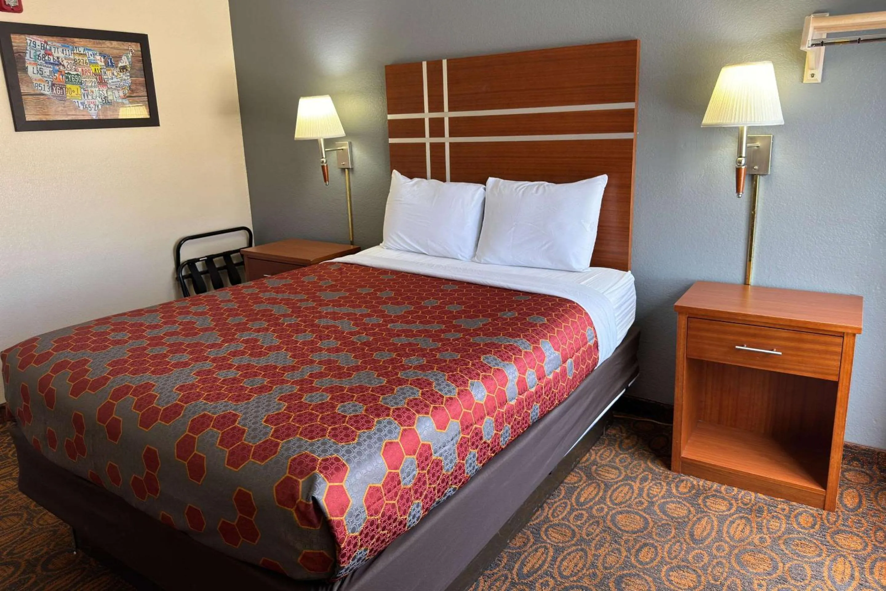 Bedroom, Bed in Econo Lodge Waite Park - St Cloud