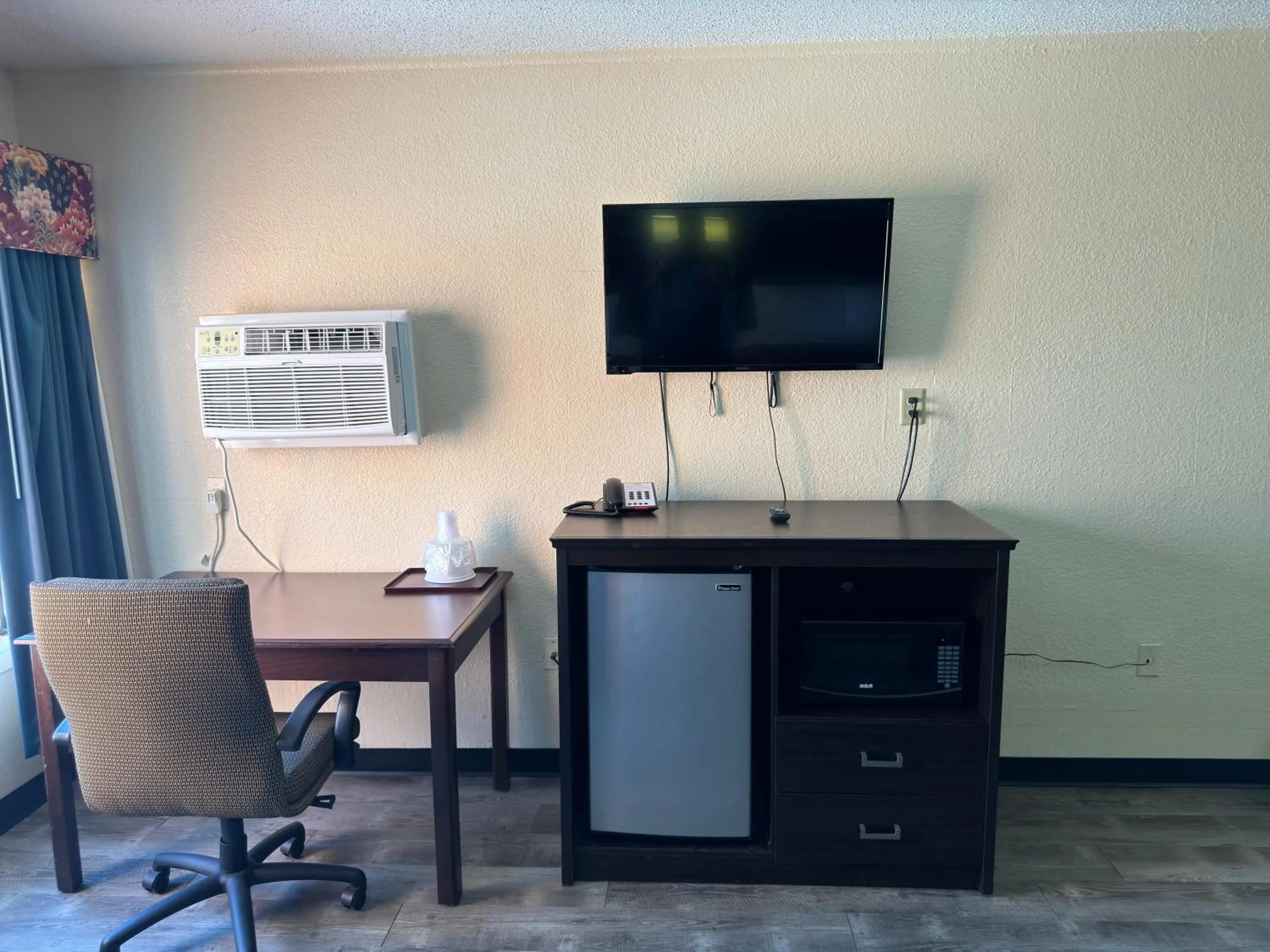 TV and multimedia in Econo Lodge Waite Park - St Cloud