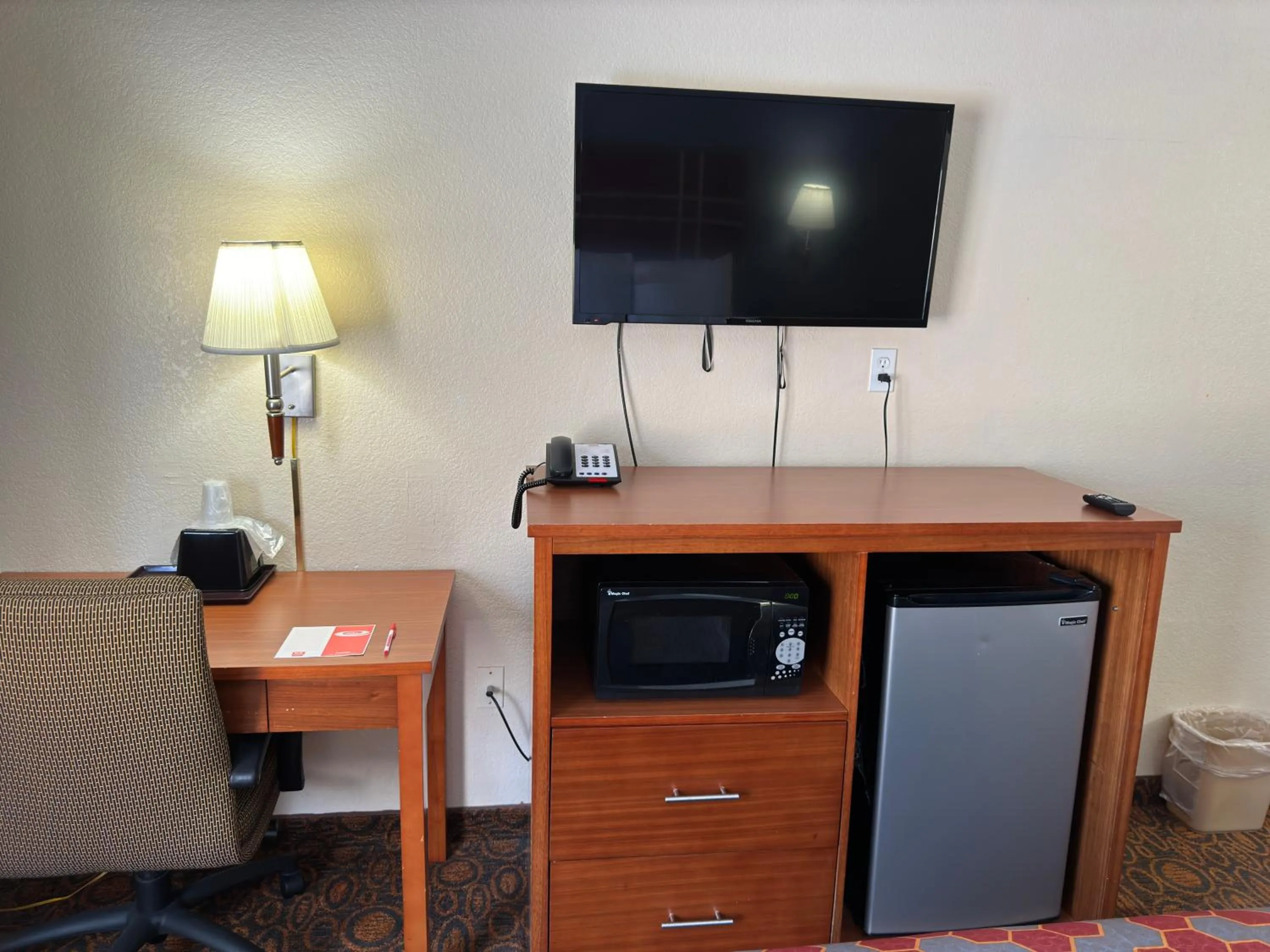 TV and multimedia in Econo Lodge Waite Park - St Cloud