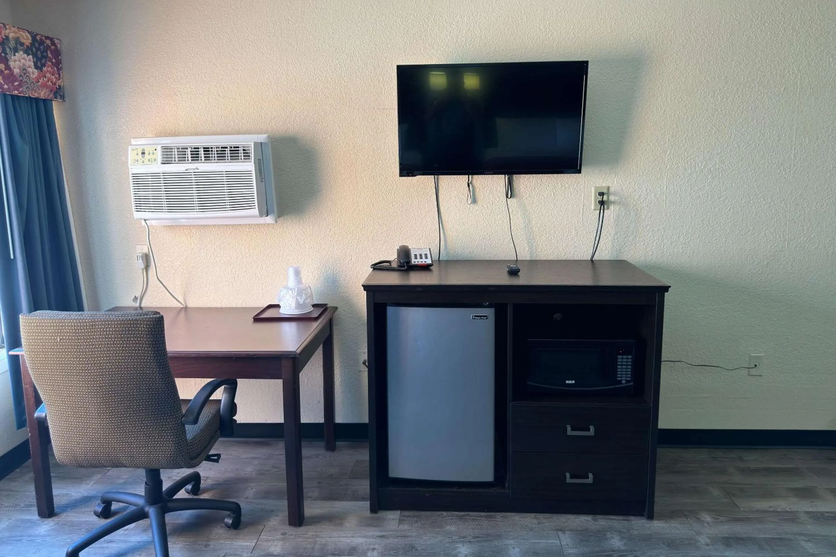 Bedroom in Econo Lodge Waite Park - St Cloud