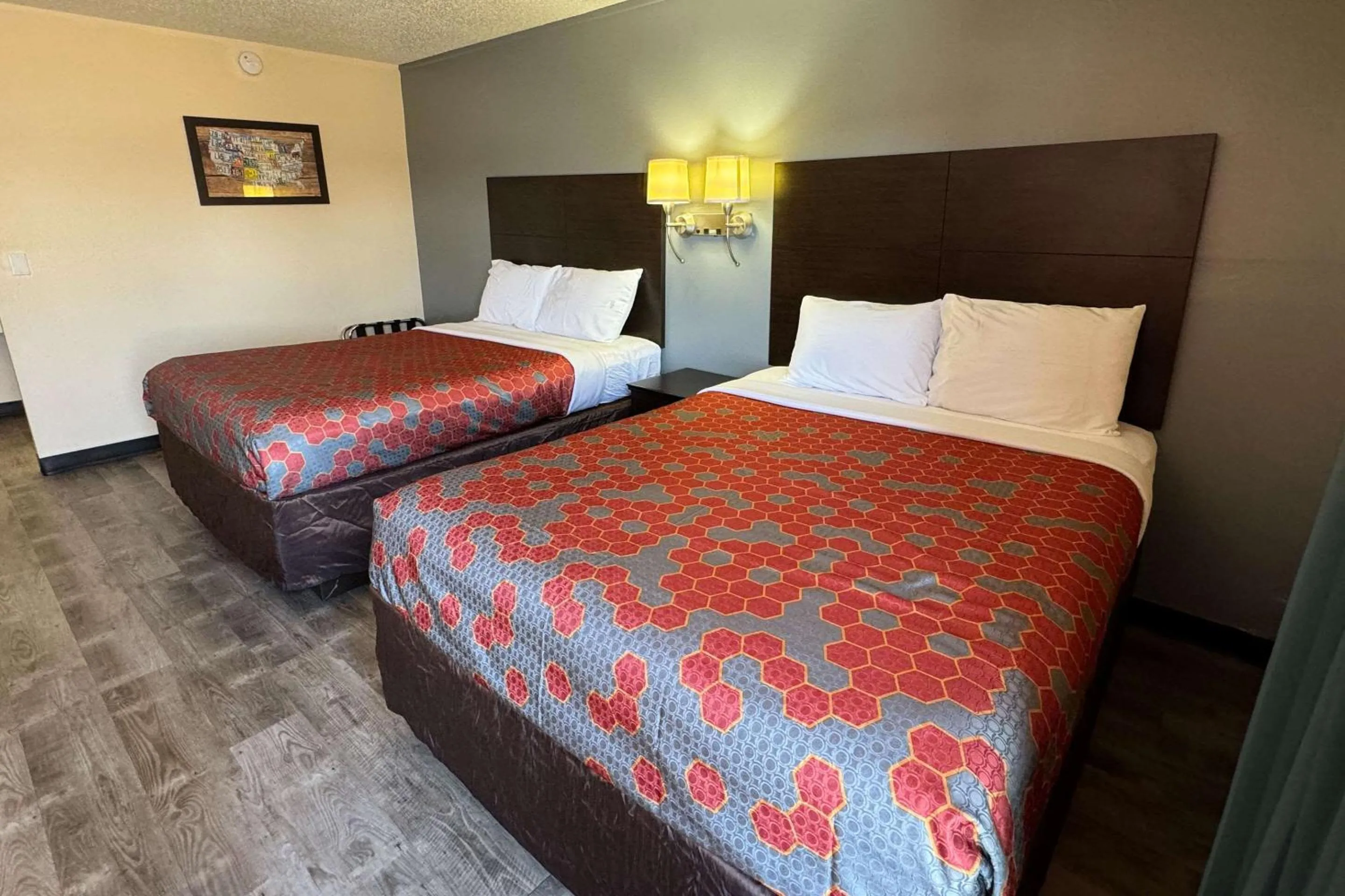 Bedroom, Bed in Econo Lodge Waite Park - St Cloud