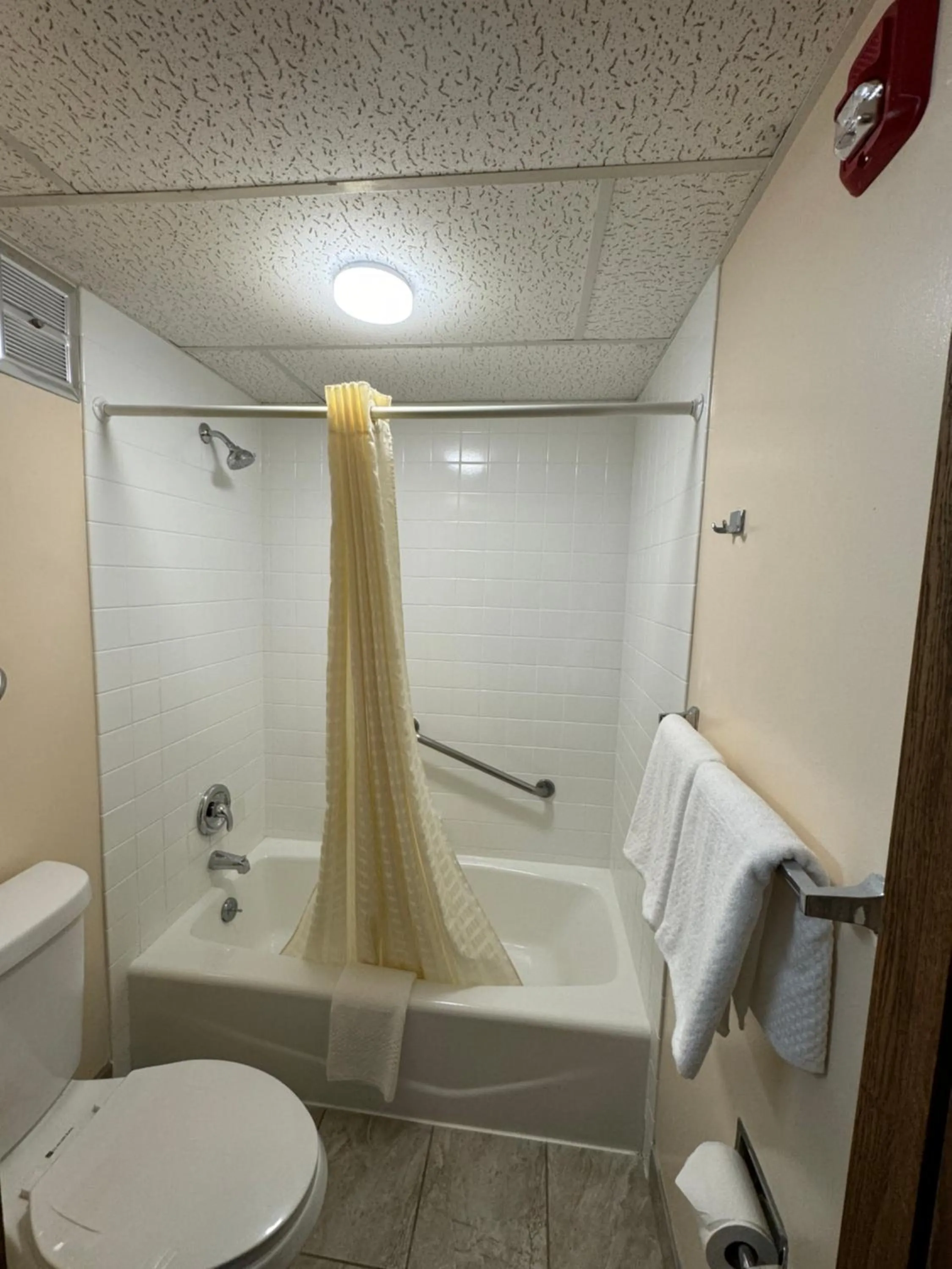 Shower in Econo Lodge Waite Park - St Cloud