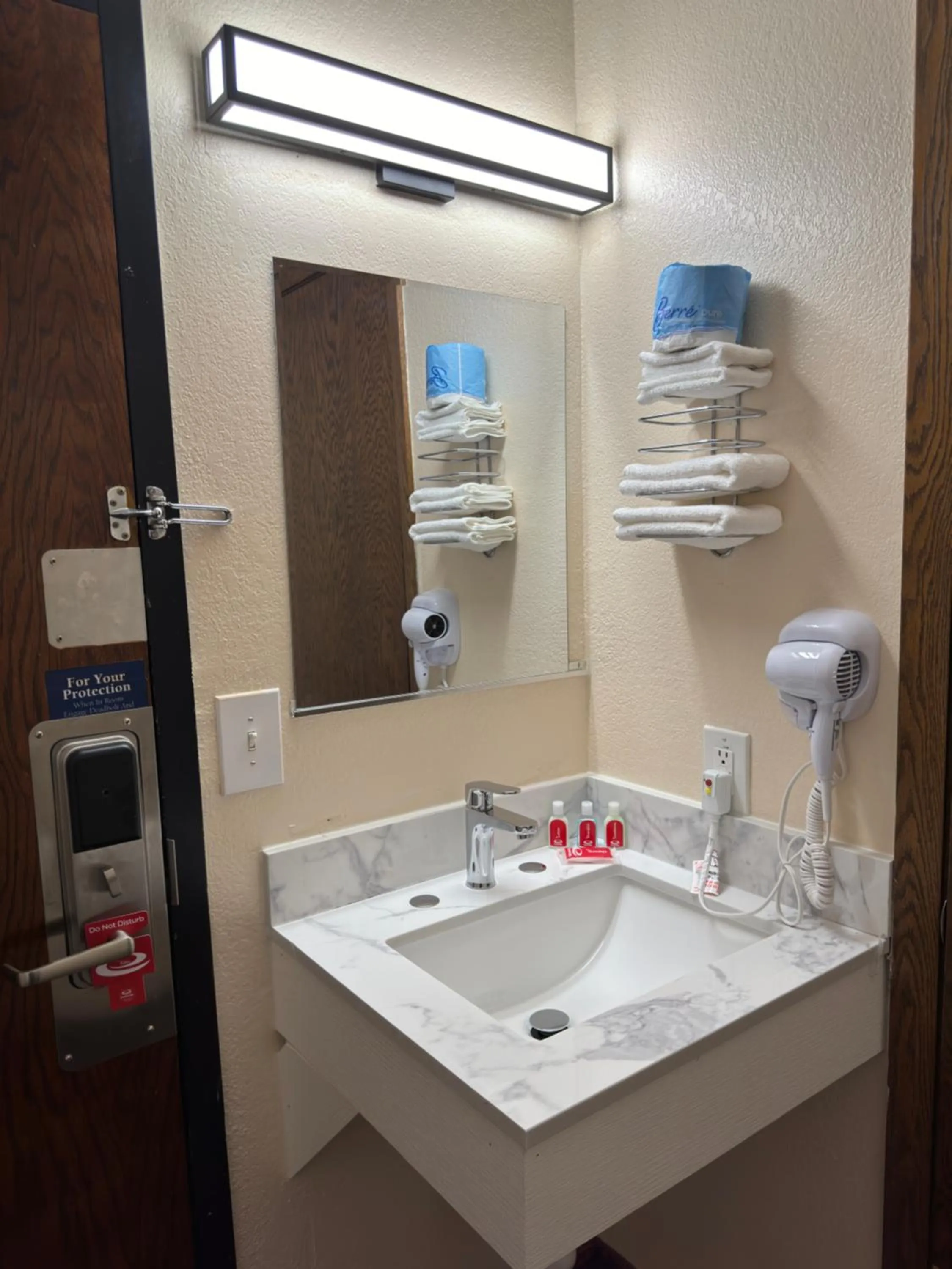 Bathroom in Econo Lodge Waite Park - St Cloud