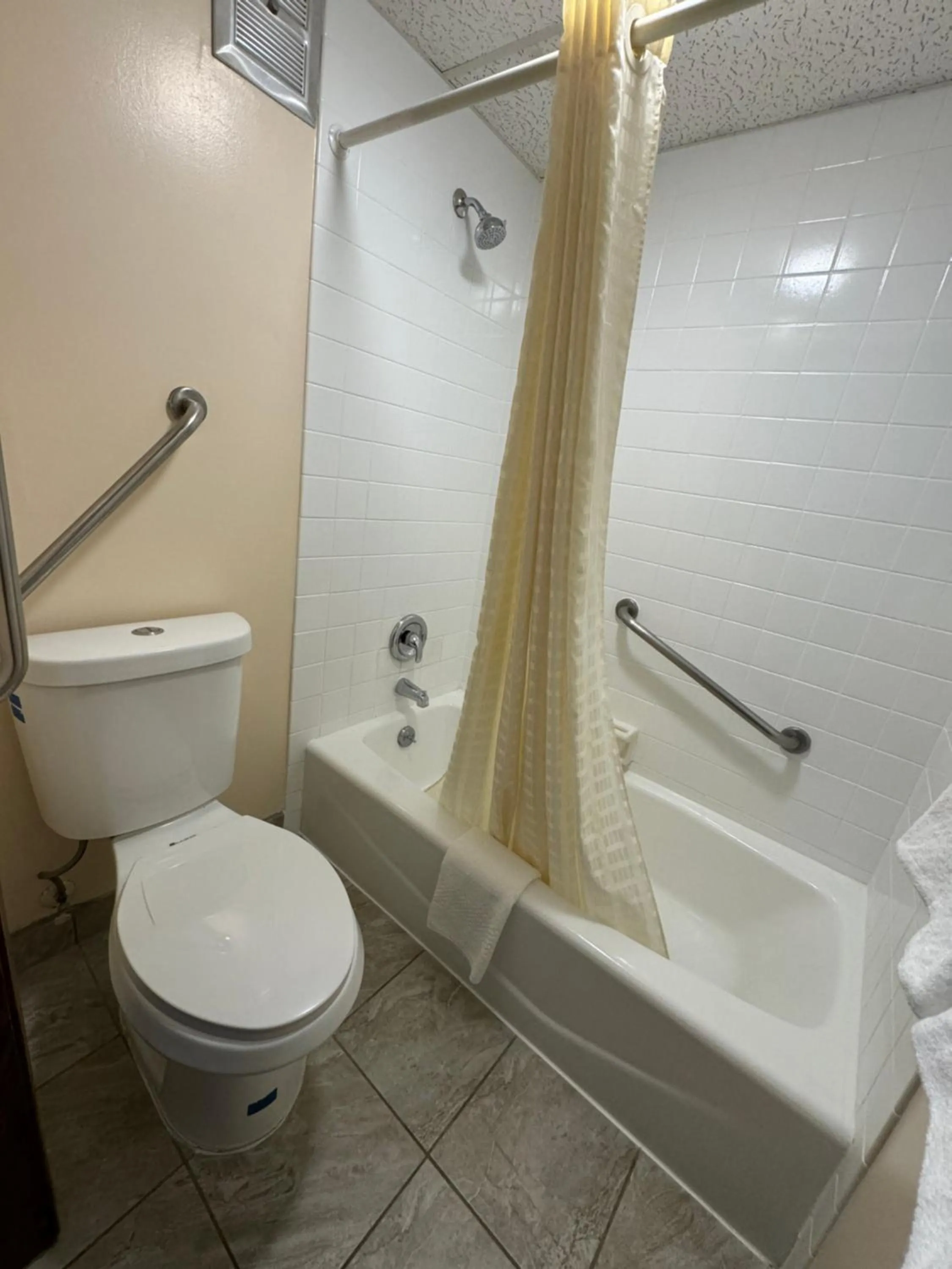 Shower in Econo Lodge Waite Park - St Cloud