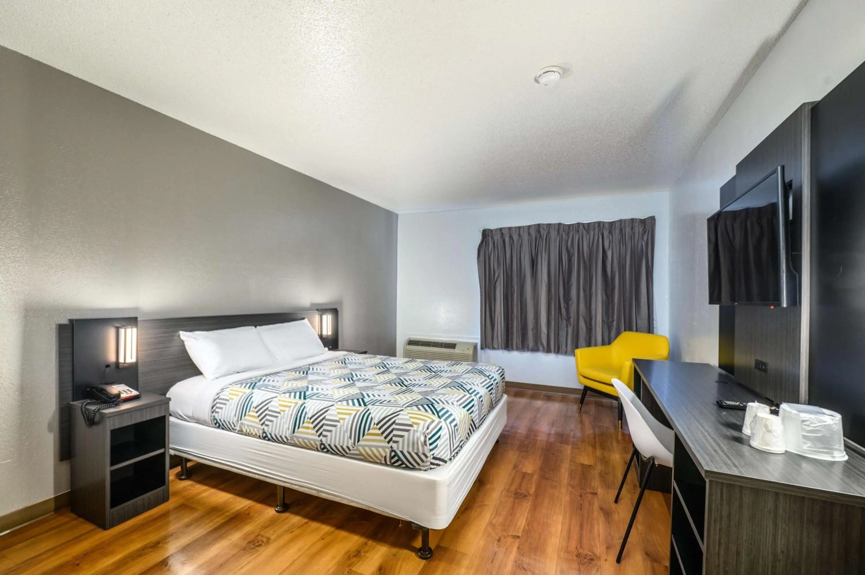 Bedroom, Bed in Motel 6-Branford, CT - New Haven