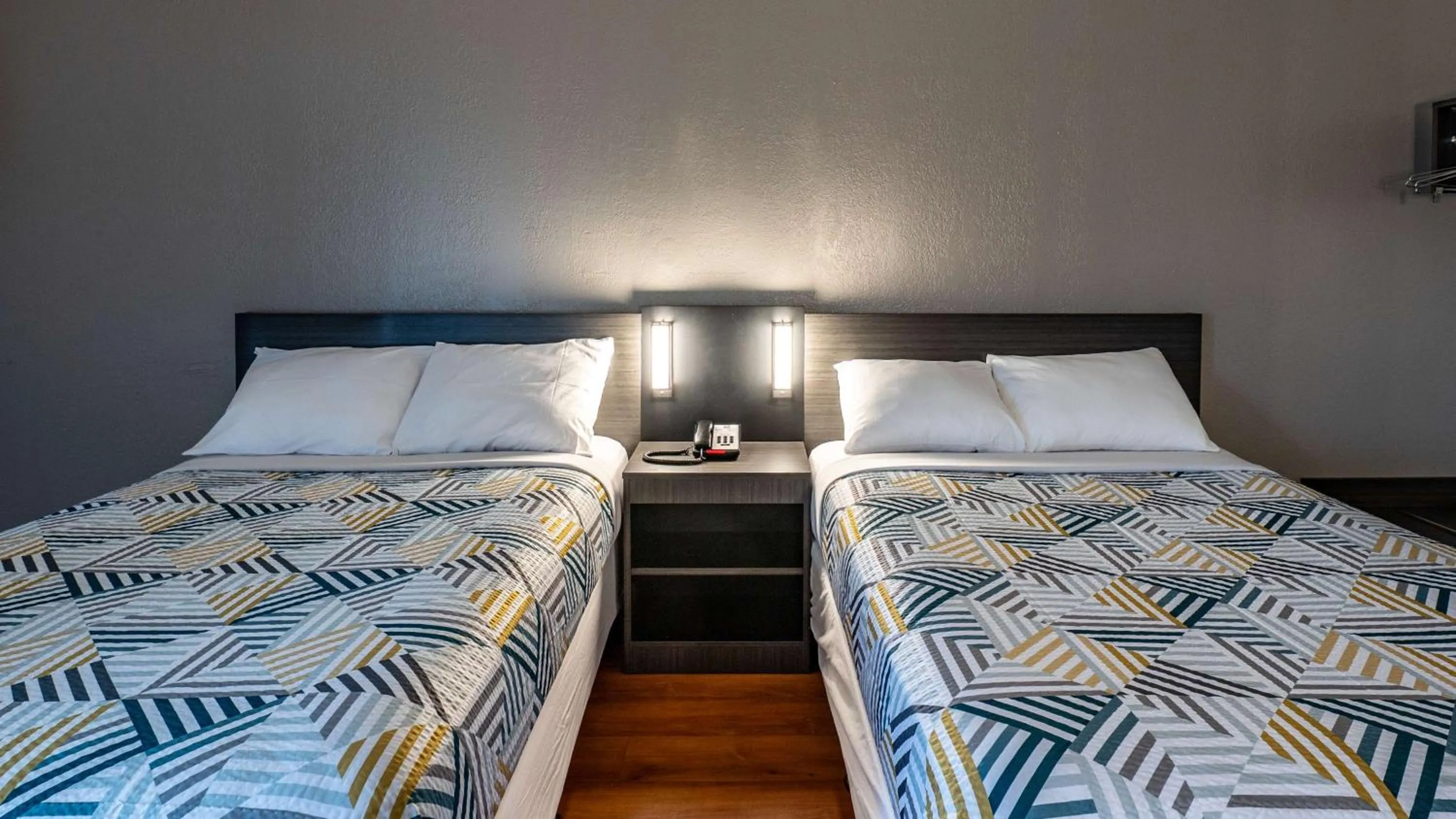 Bedroom, Bed in Motel 6-Branford, CT - New Haven