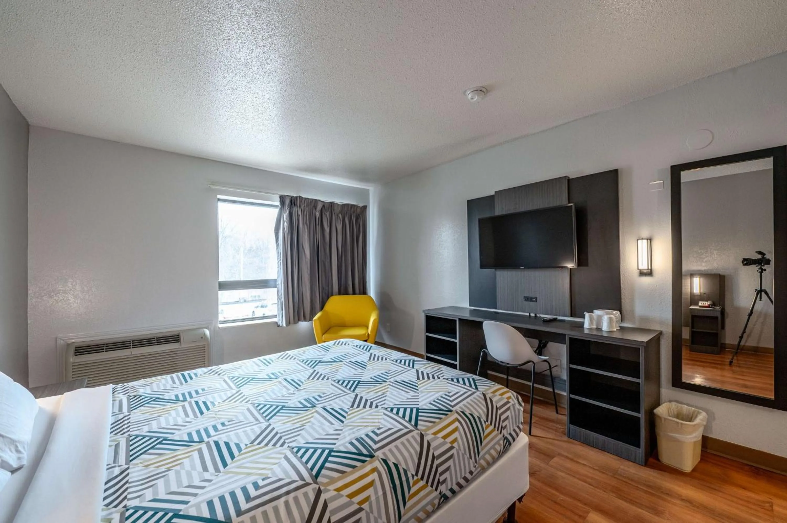 Bedroom, Bed in Motel 6-Branford, CT - New Haven