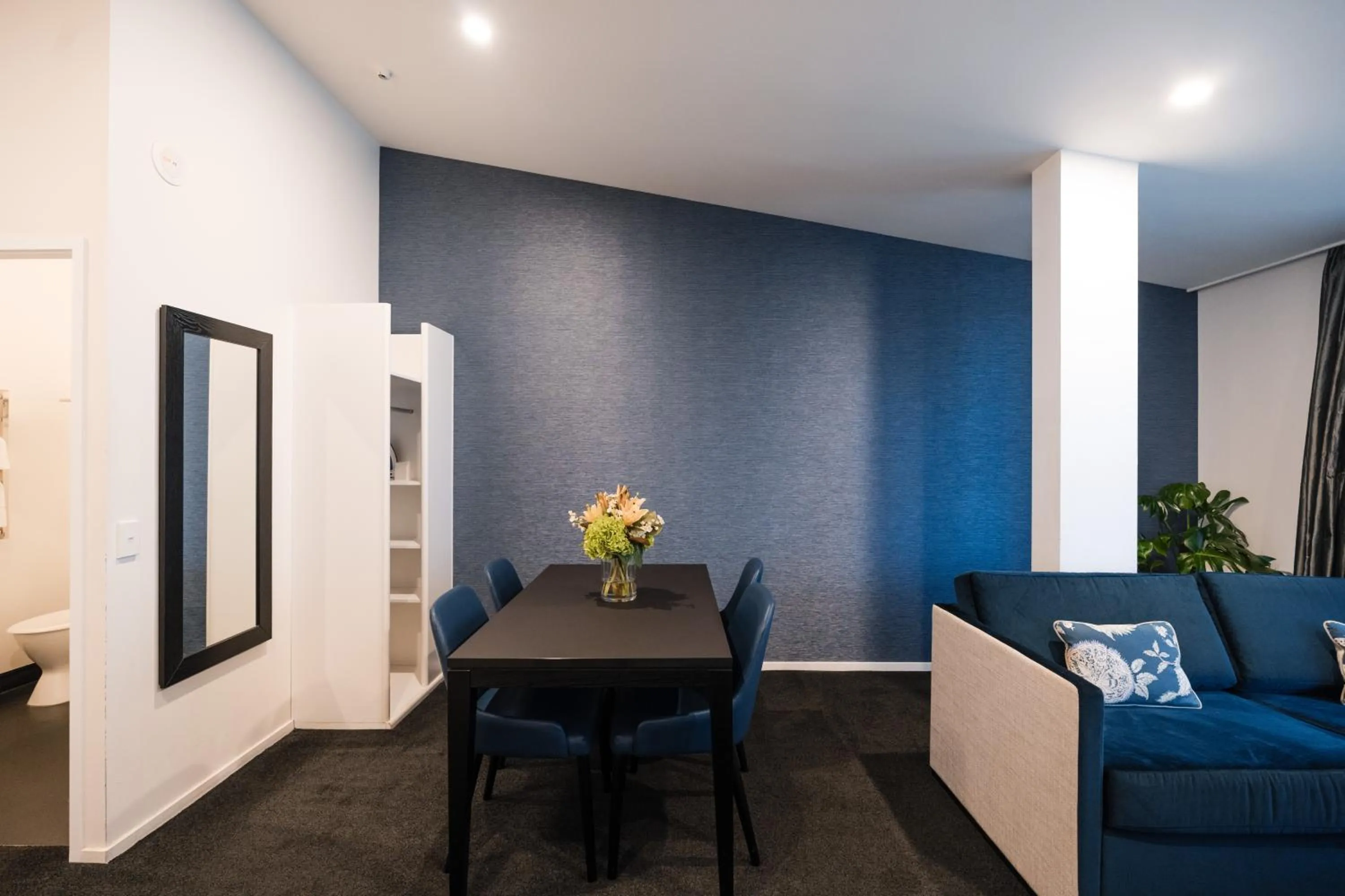 Living room in Gilmer Apartment Hotel