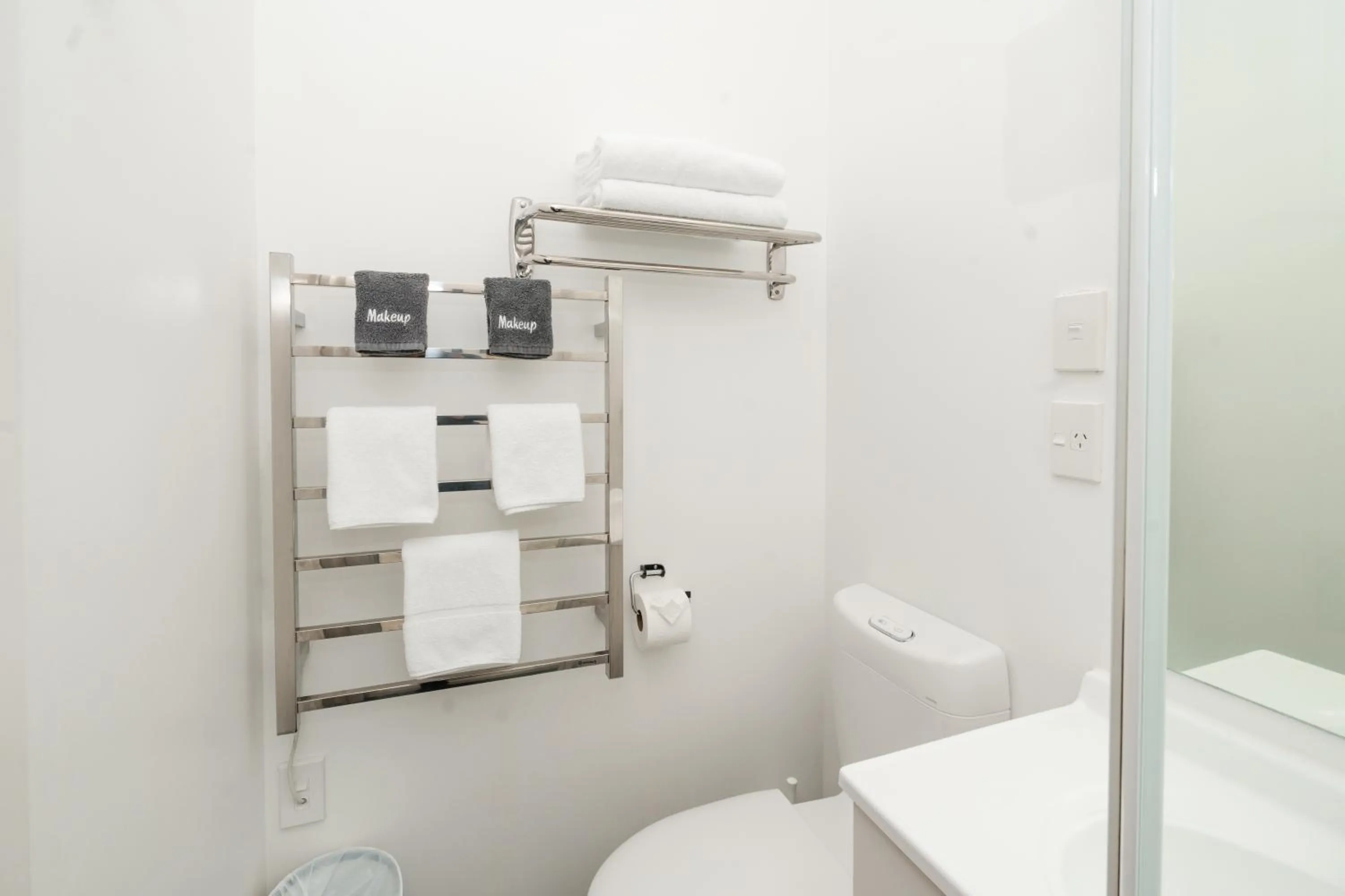 Toilet in Gilmer Apartment Hotel