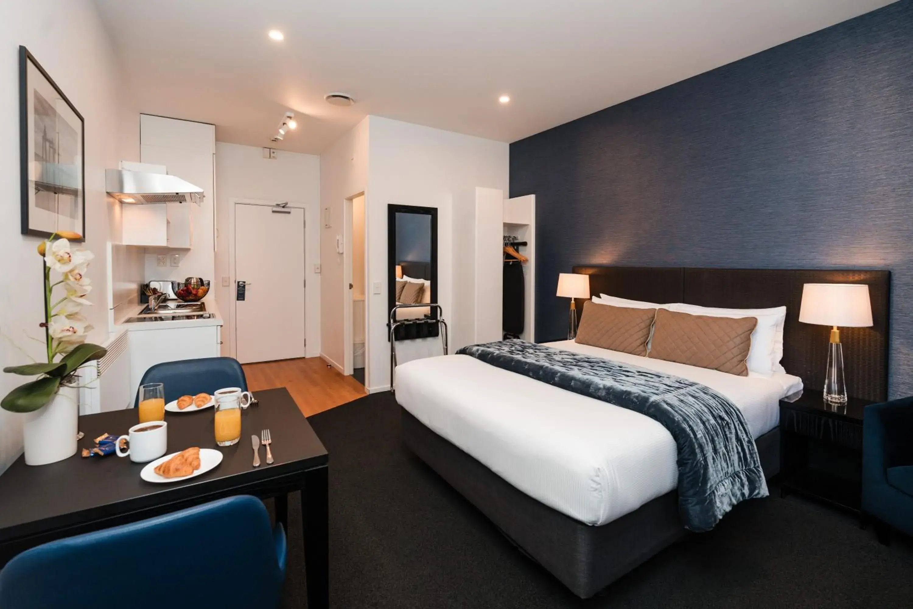 Hotel Room & Overnight Parking for one car in Gilmer Apartment Hotel Hotel Room & Overnight Parking for one car in Gilmer Apartment Hotel