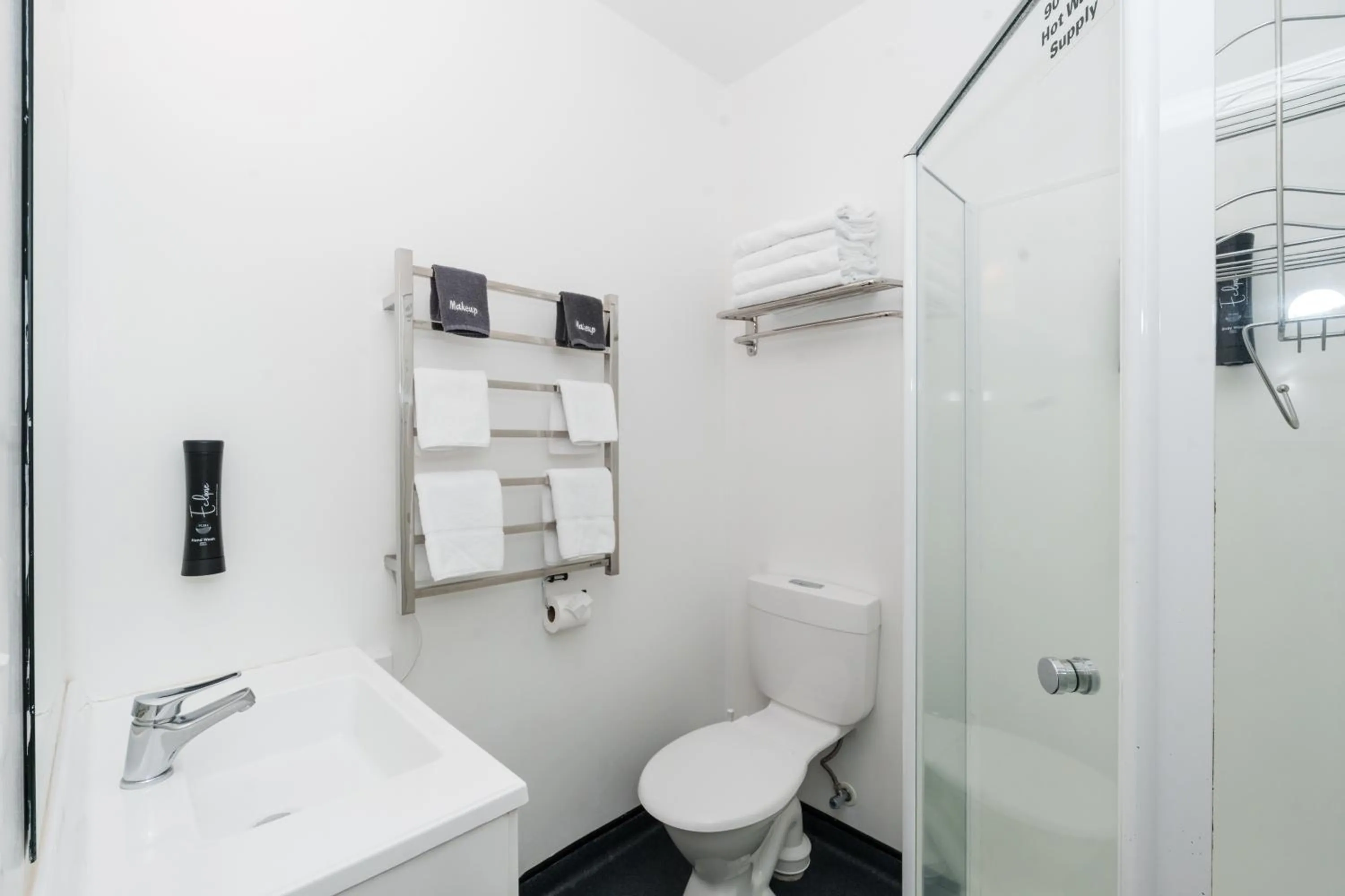 Toilet in Gilmer Apartment Hotel