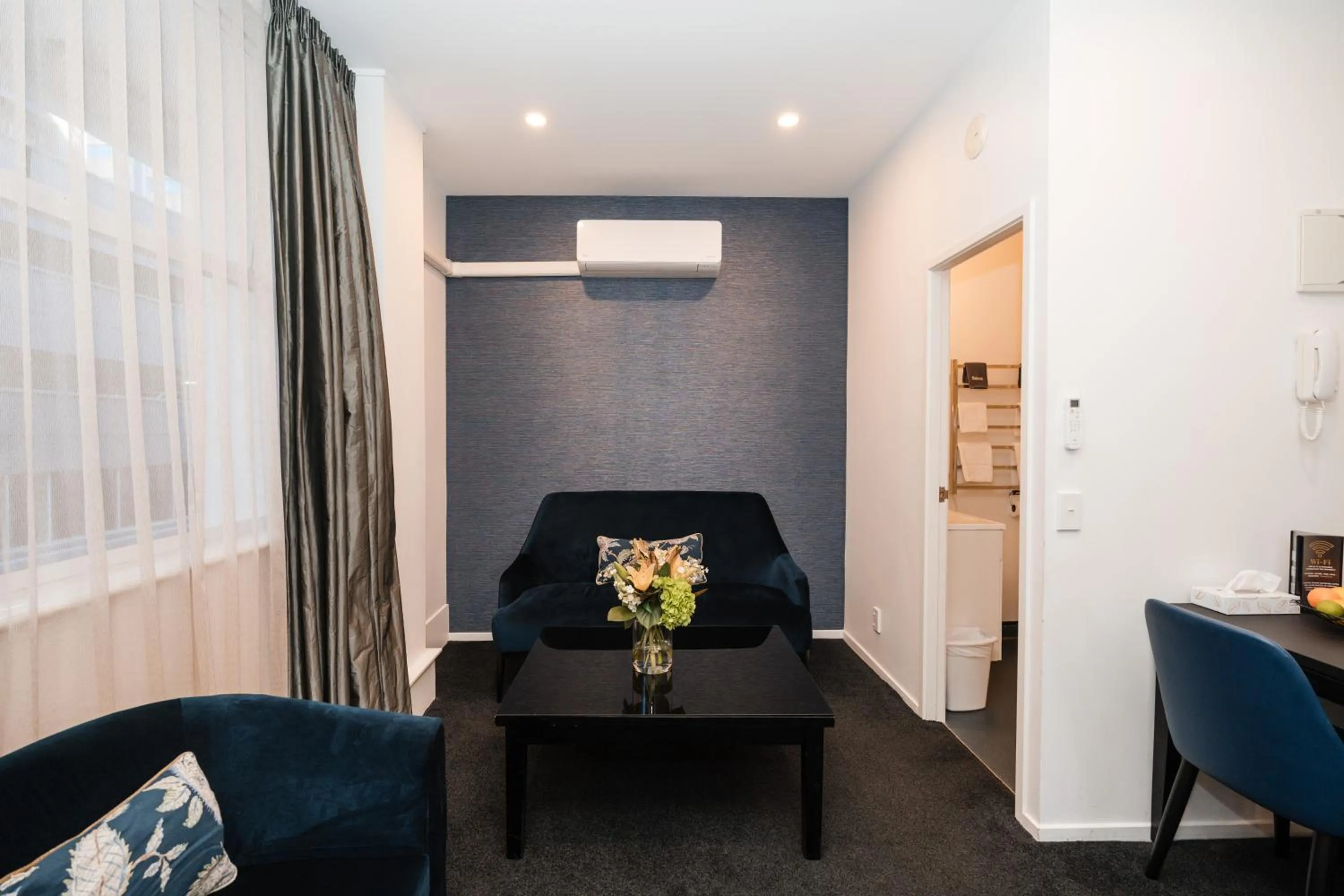 Living room in Gilmer Apartment Hotel