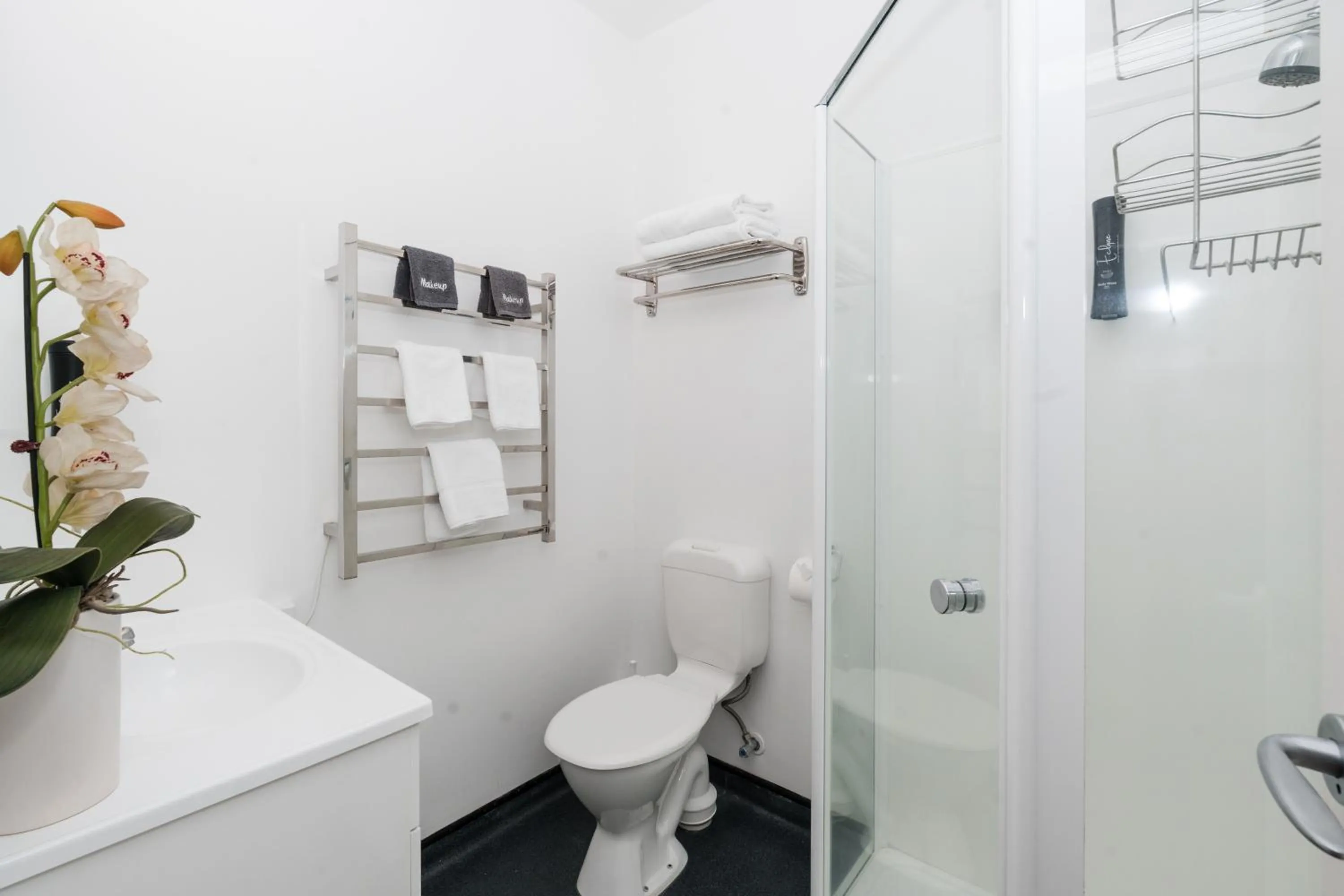 Toilet in Gilmer Apartment Hotel