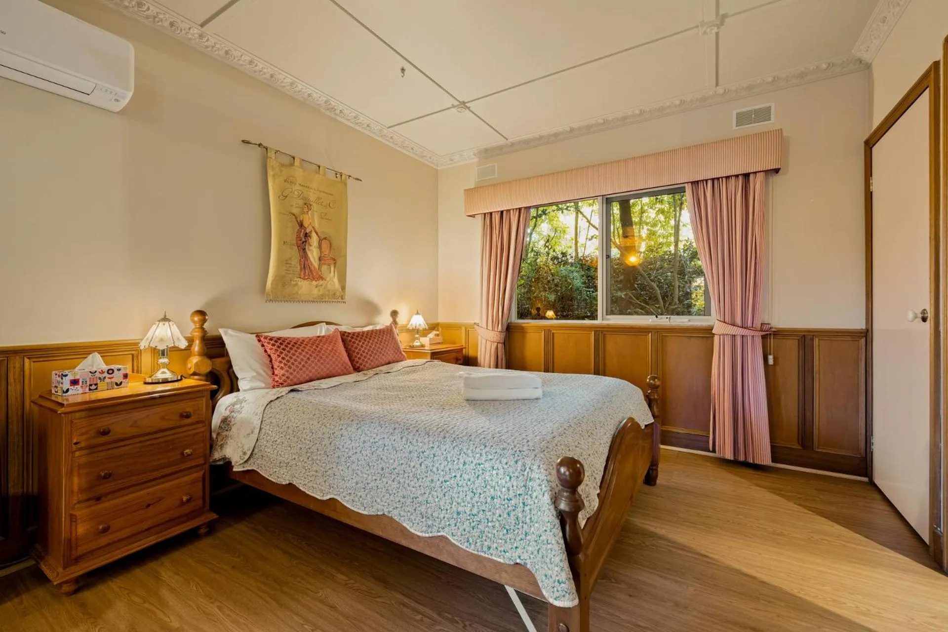 Bed in Arnica Views Summit Retreat