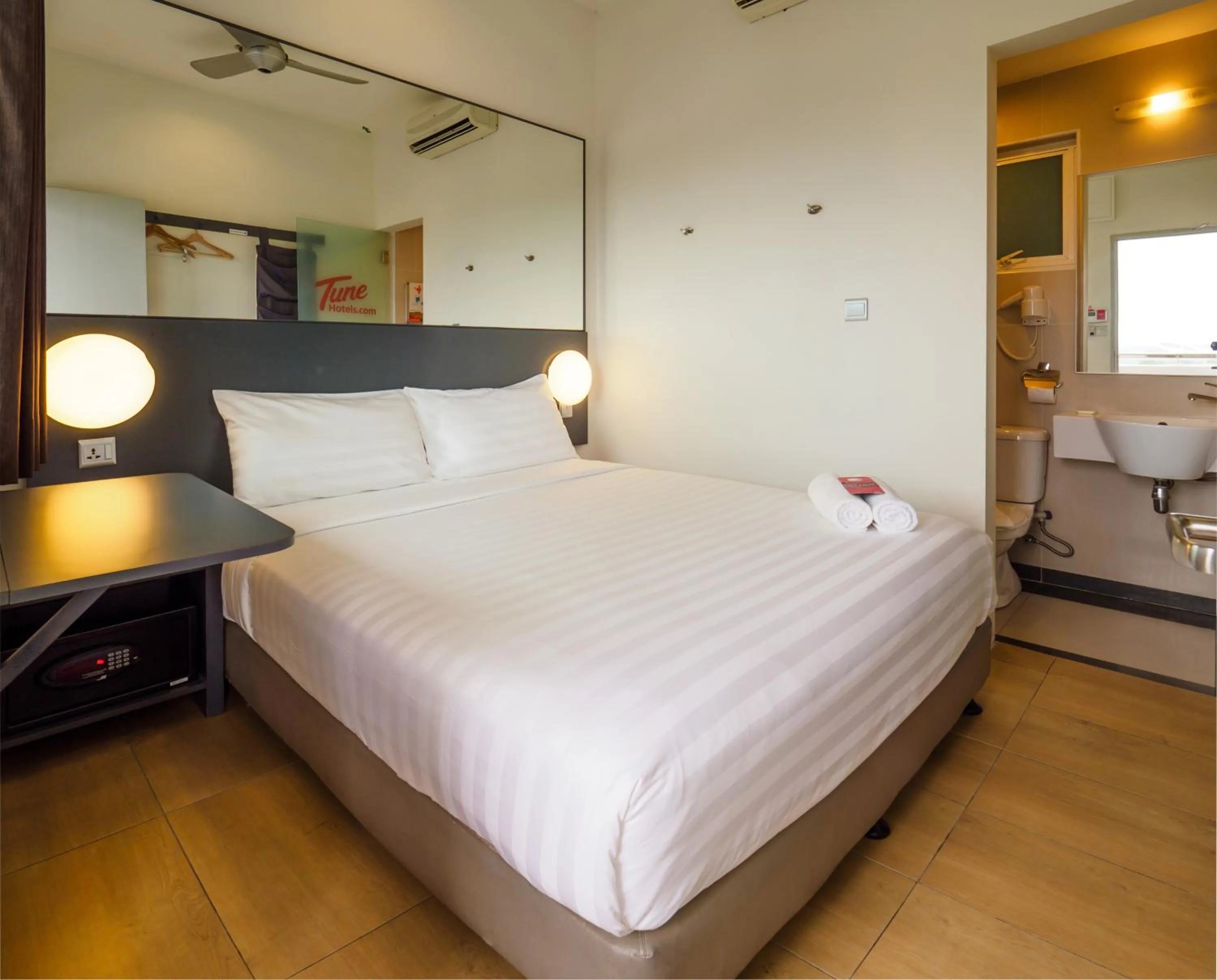 Bedroom, Bed in Tune Hotel KLIA Aeropolis (Airport Hotel)