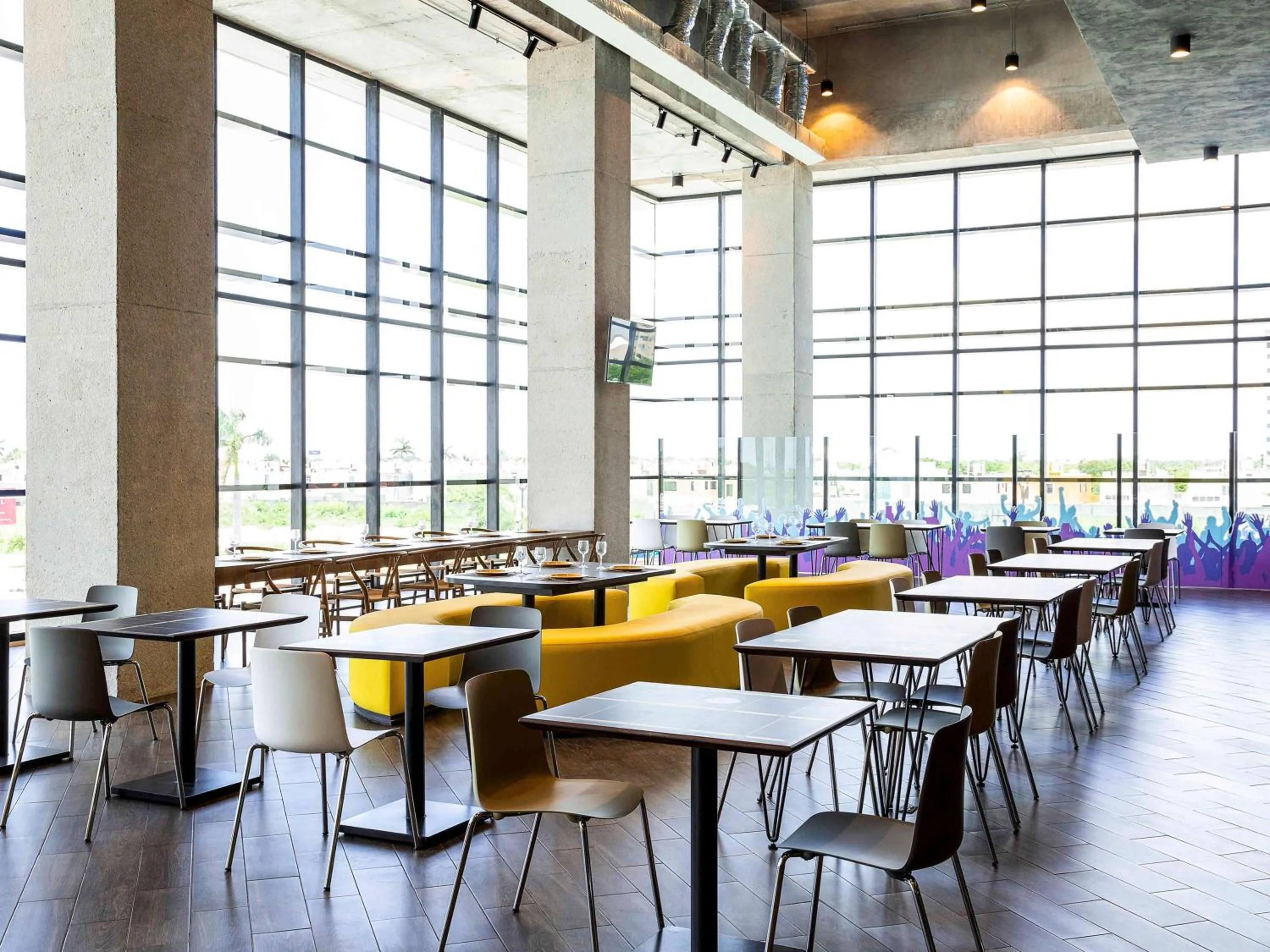 Restaurant/places to eat in Ibis Styles Merida Galerias