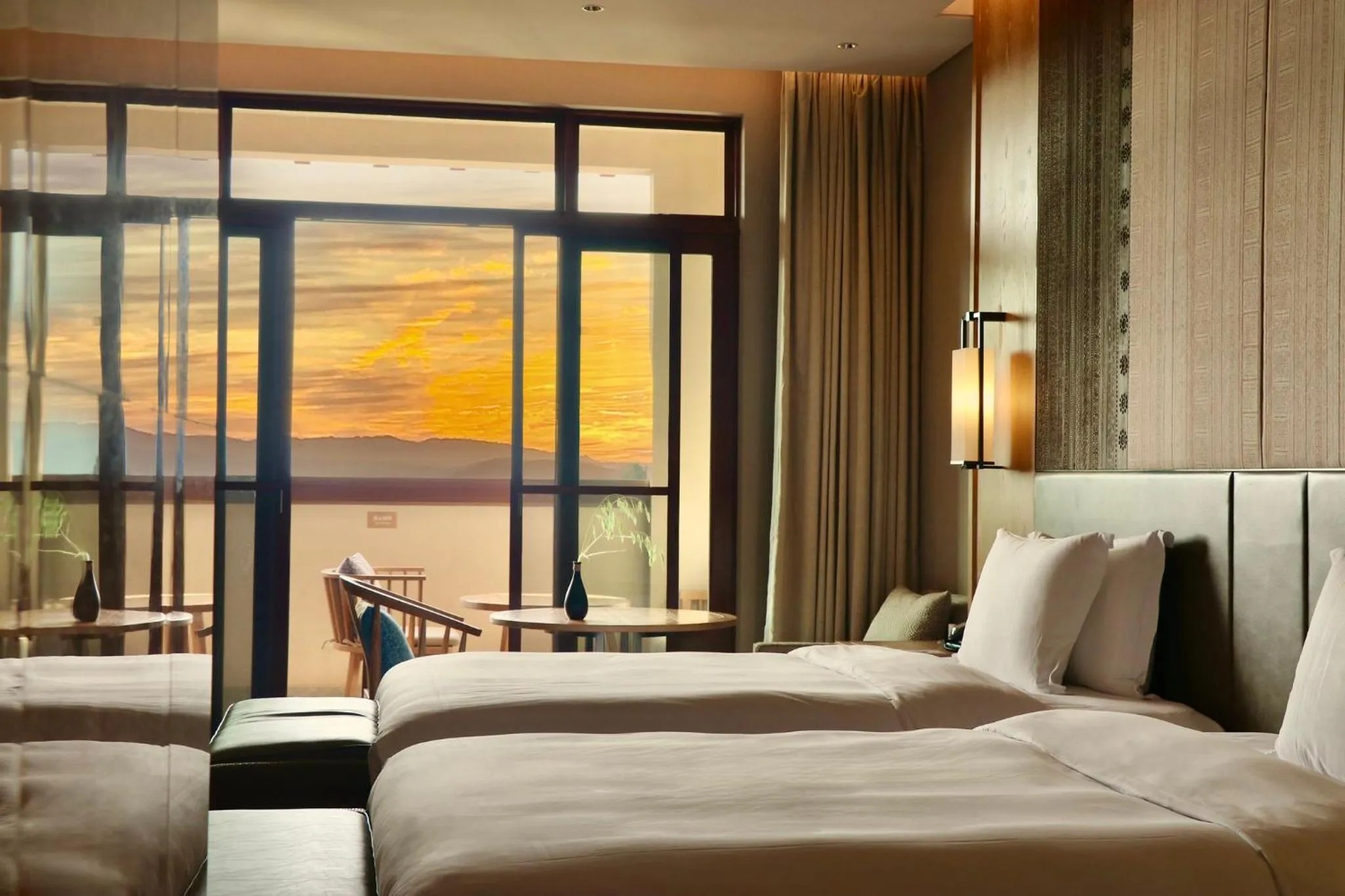 Photo of the whole room, Bed in Crowne Plaza - Kunming Ancient Dian Town by IHG